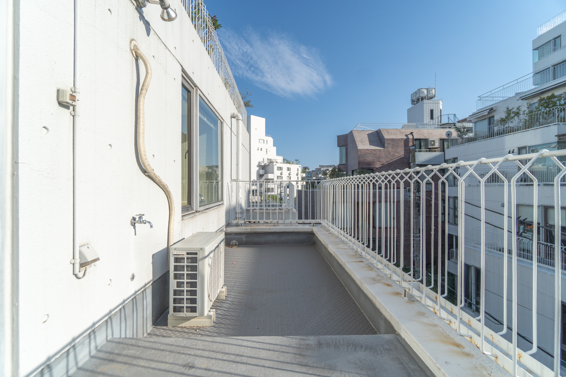 寝室と浴室前のバルコニー