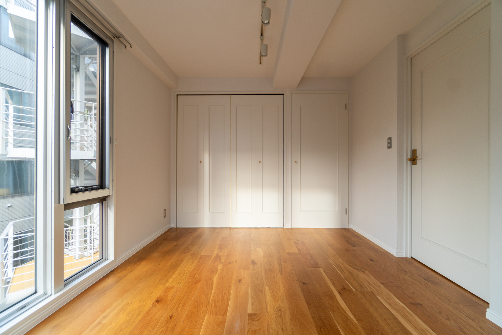 寝室の壁一面収納