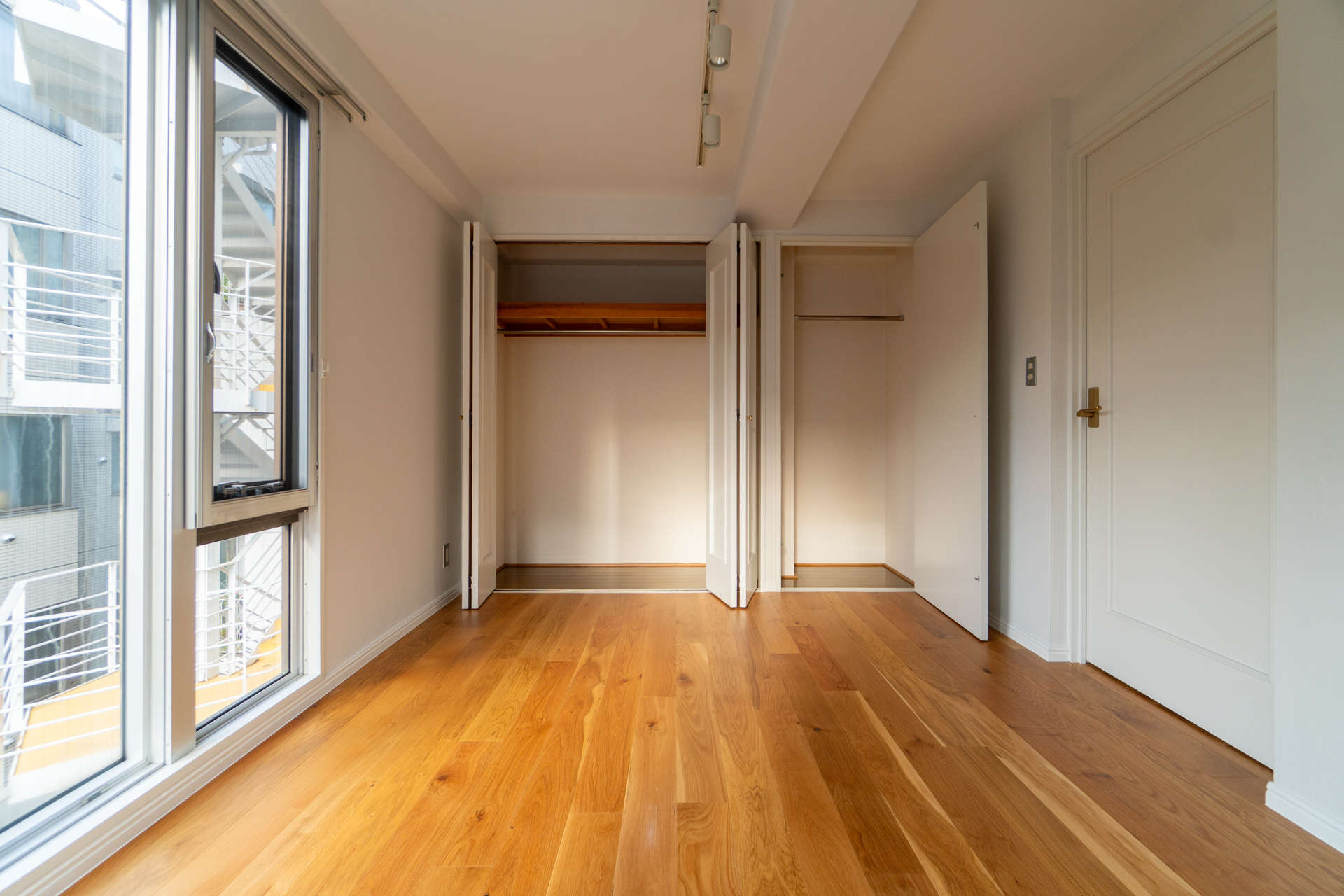 寝室の壁一面収納