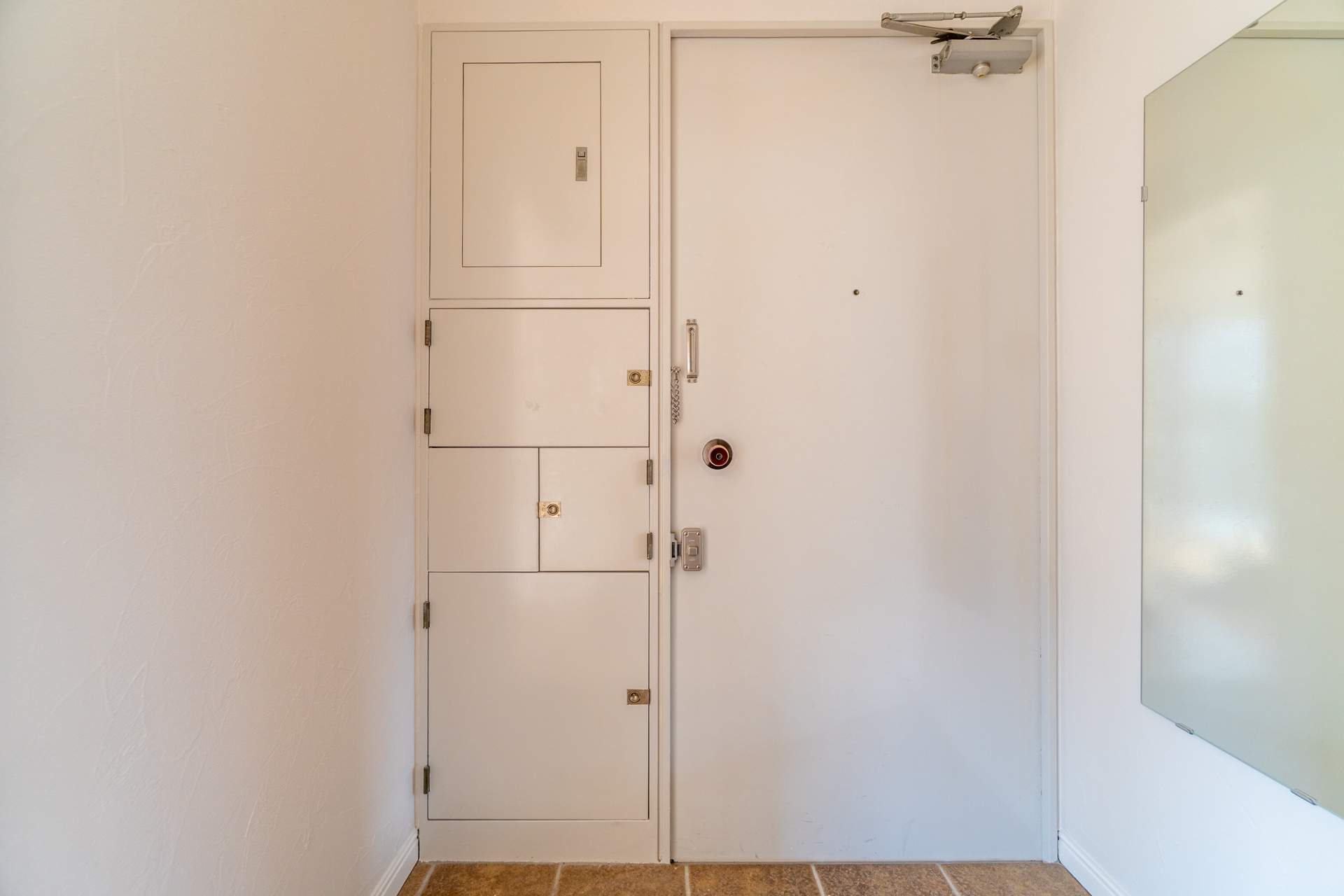 玄関横の扉はPSと配達物の受け取り口