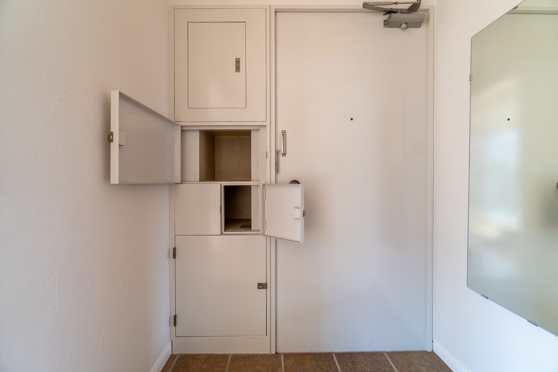 玄関横の扉はPSと配達物の受け取り口