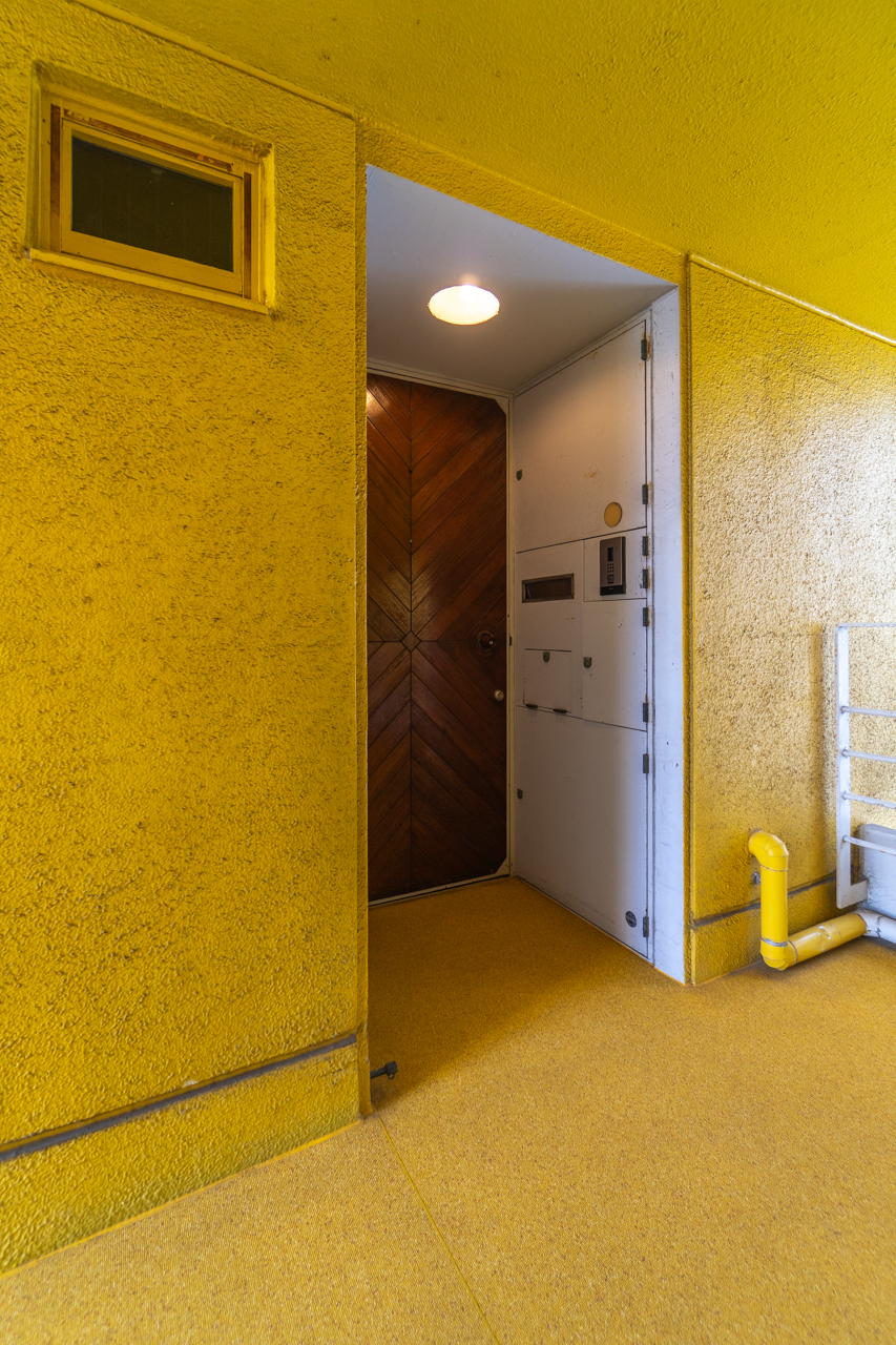 デザインされた玄関横のポストとPS、MB