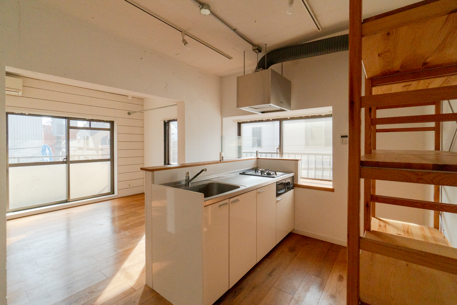 キッチン側から（301号室）