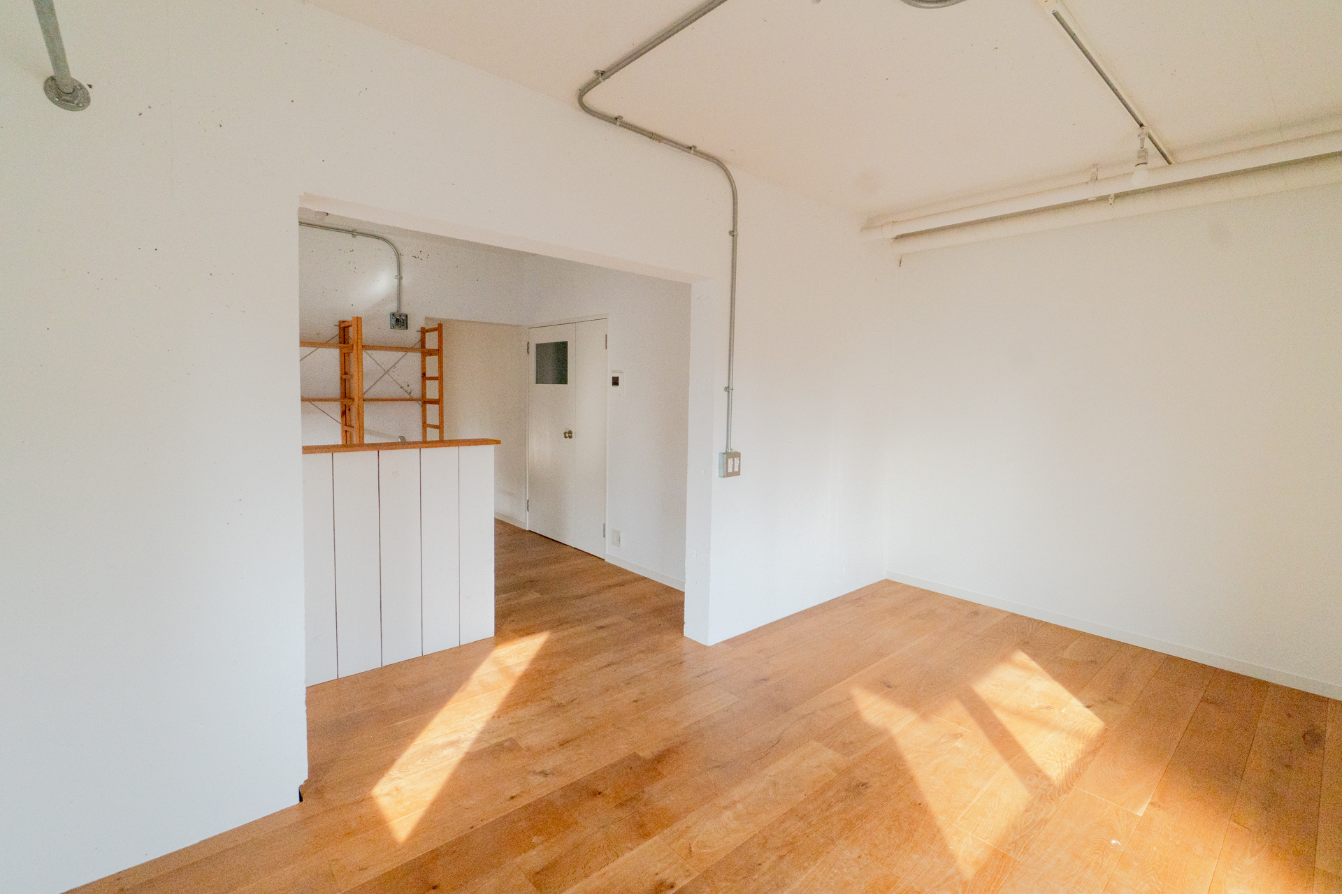 キッチンとリビングは空間が少し分かれて（301号室）