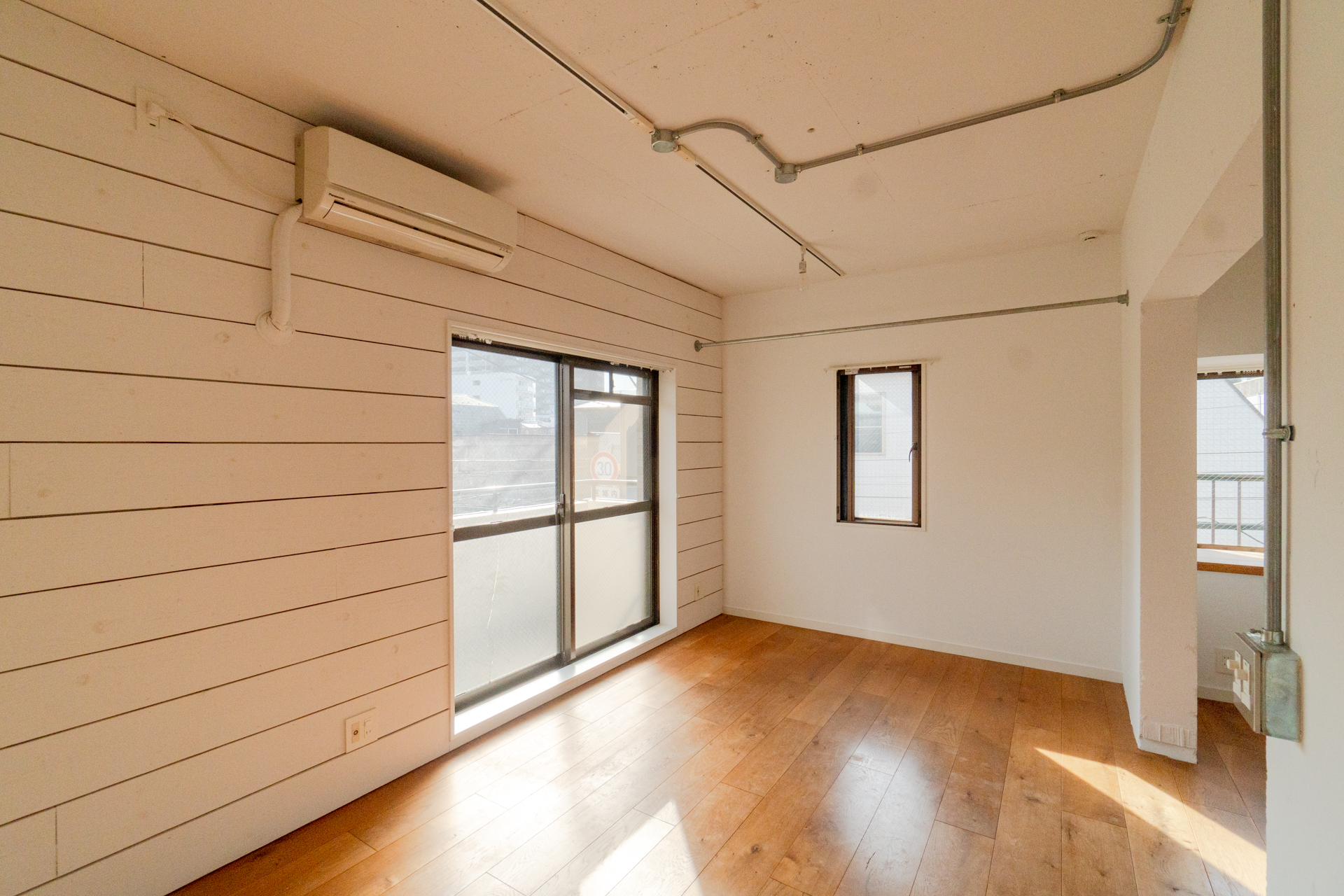 釘打ち可能なパイン材の壁面（301号室）