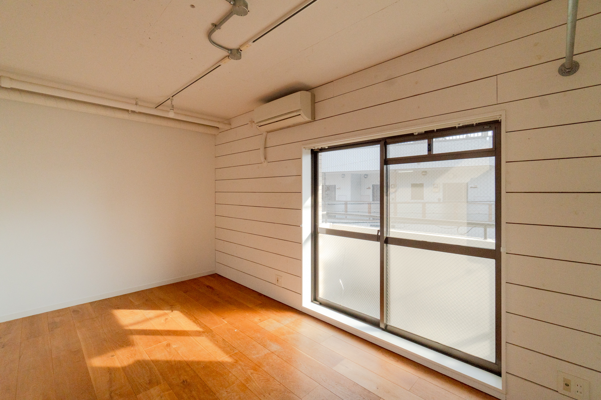 ダイニングテーブルを置くかソファを置くか（301号室）