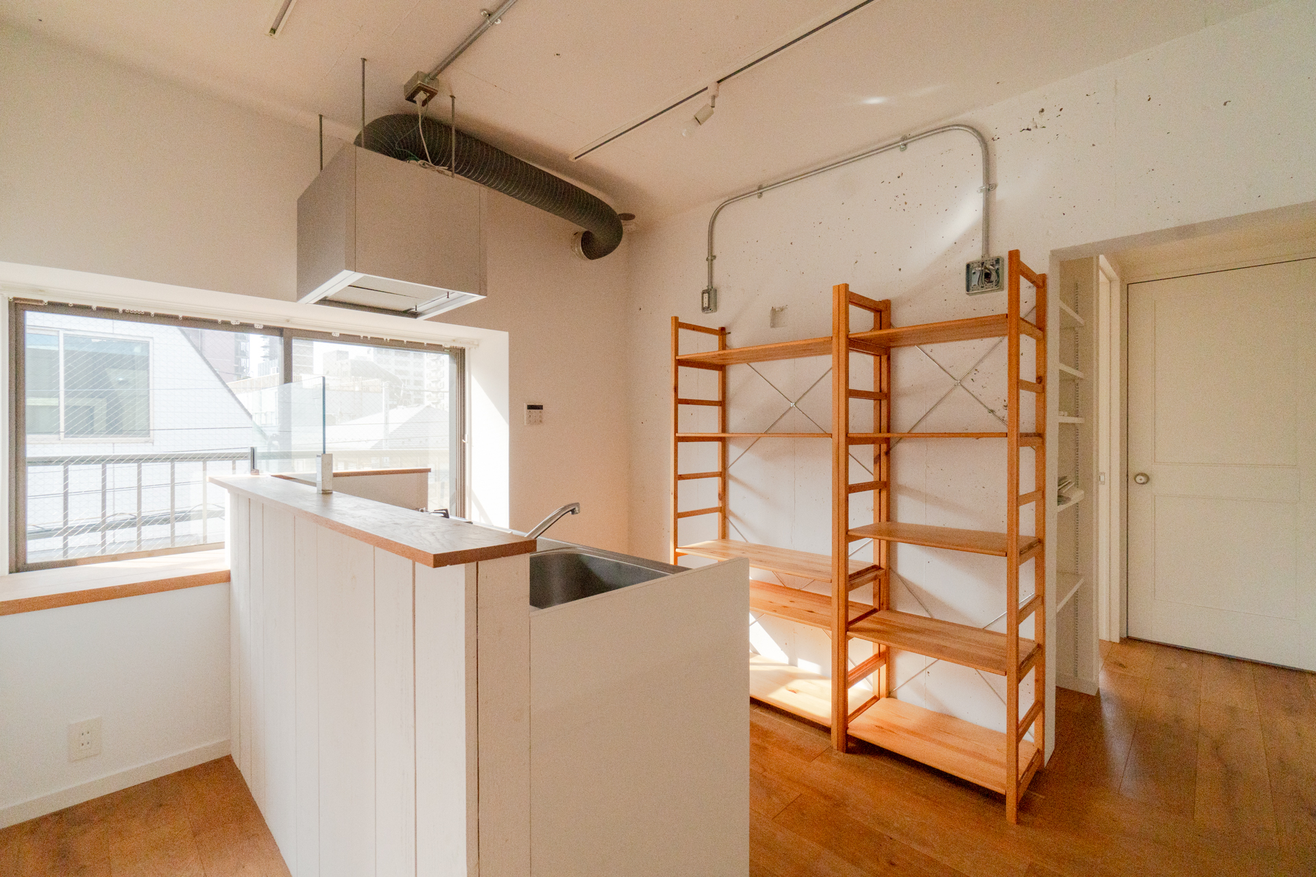 キッチン後ろに棚付き（301号室）