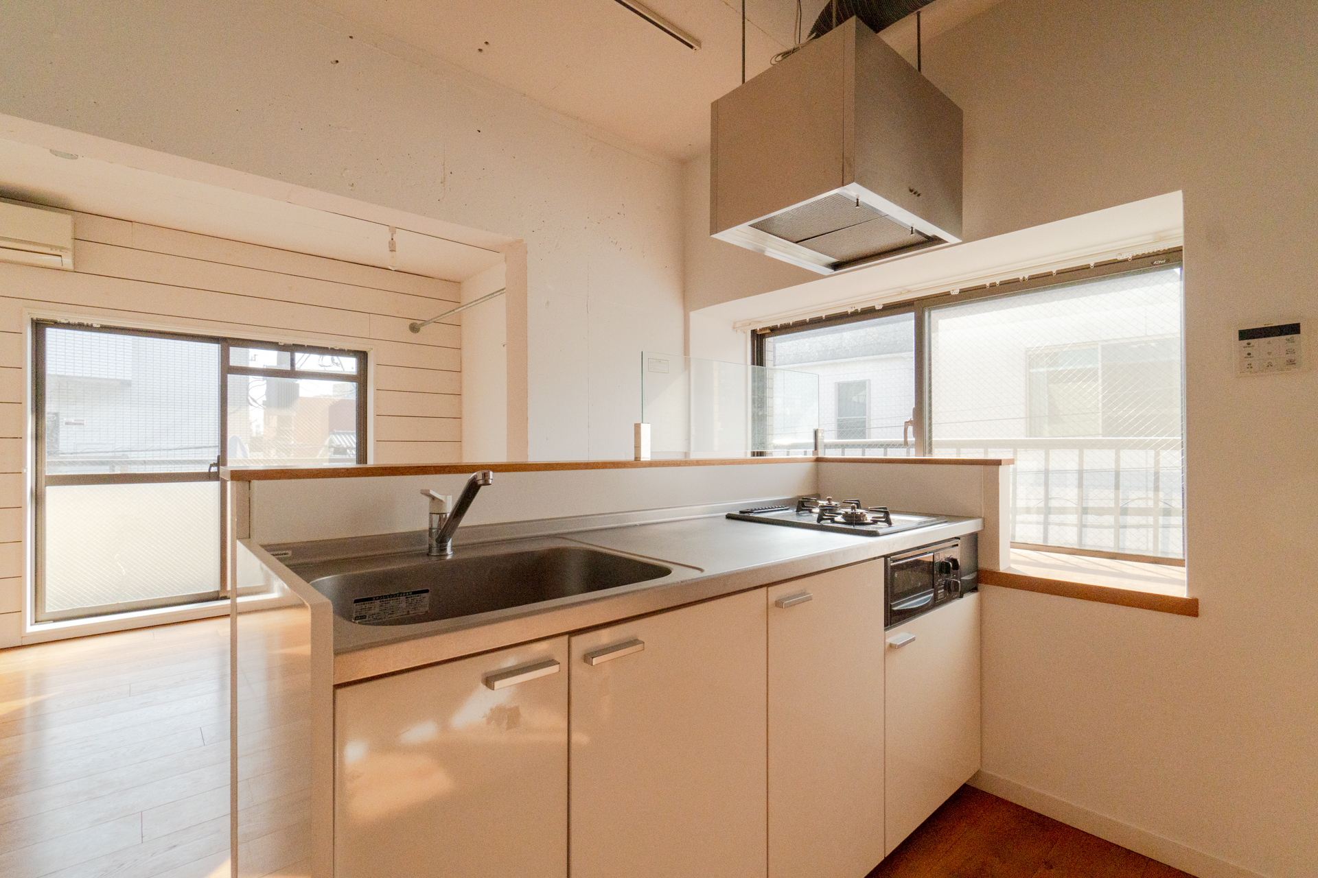 窓がお隣（301号室）