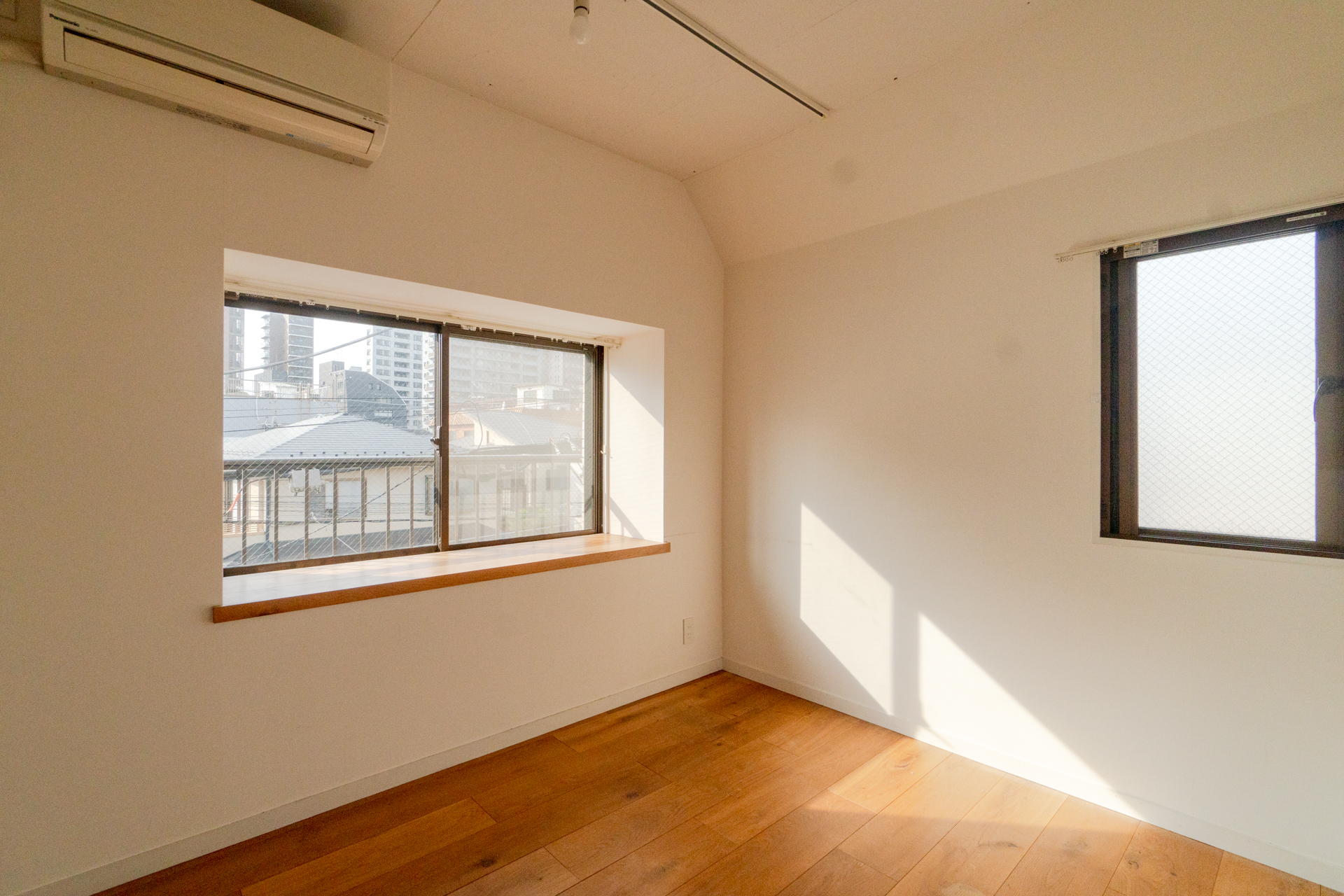 玄関側の洋室（301号室）