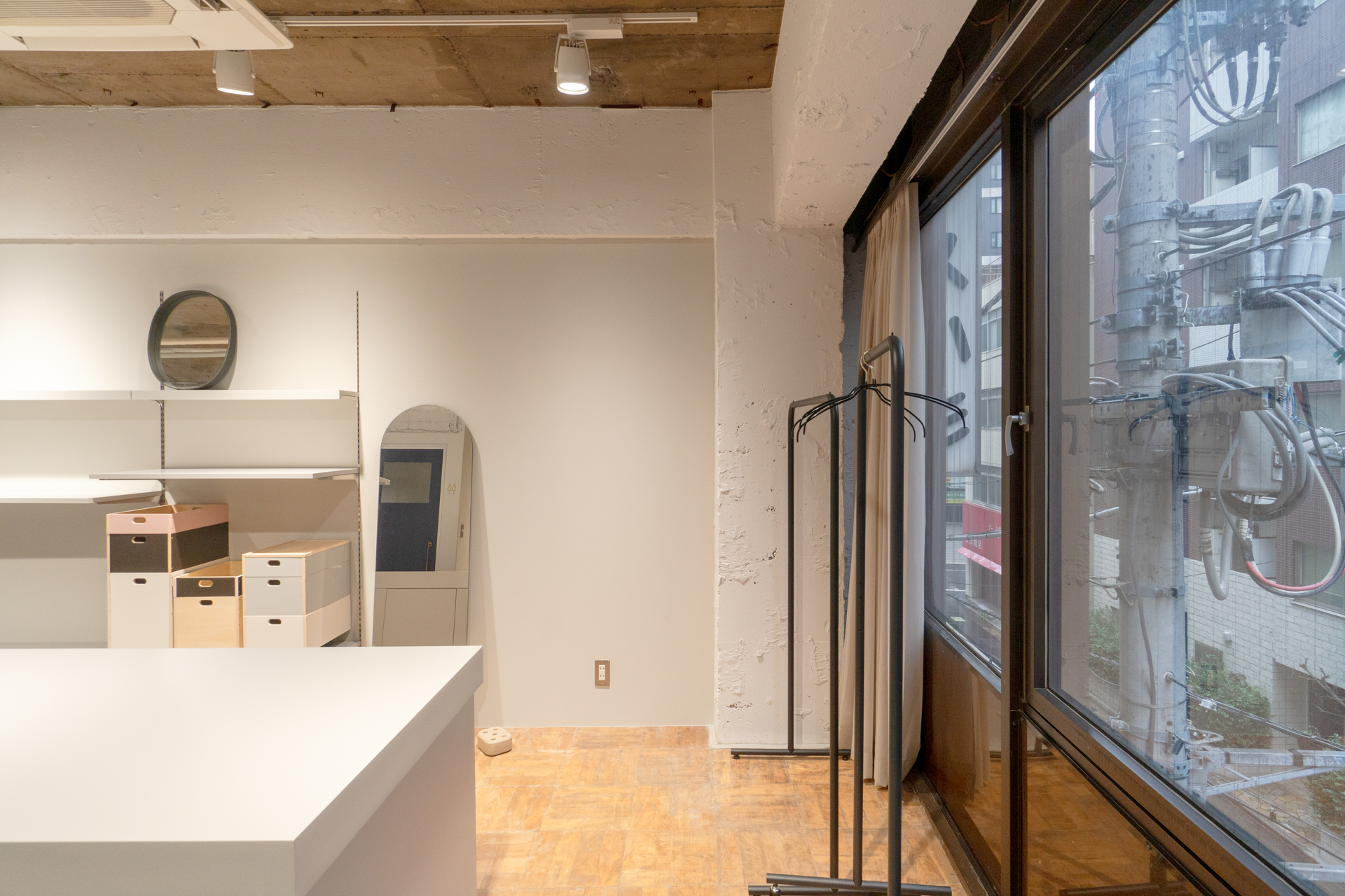 ビルの正面に面する窓際エリア