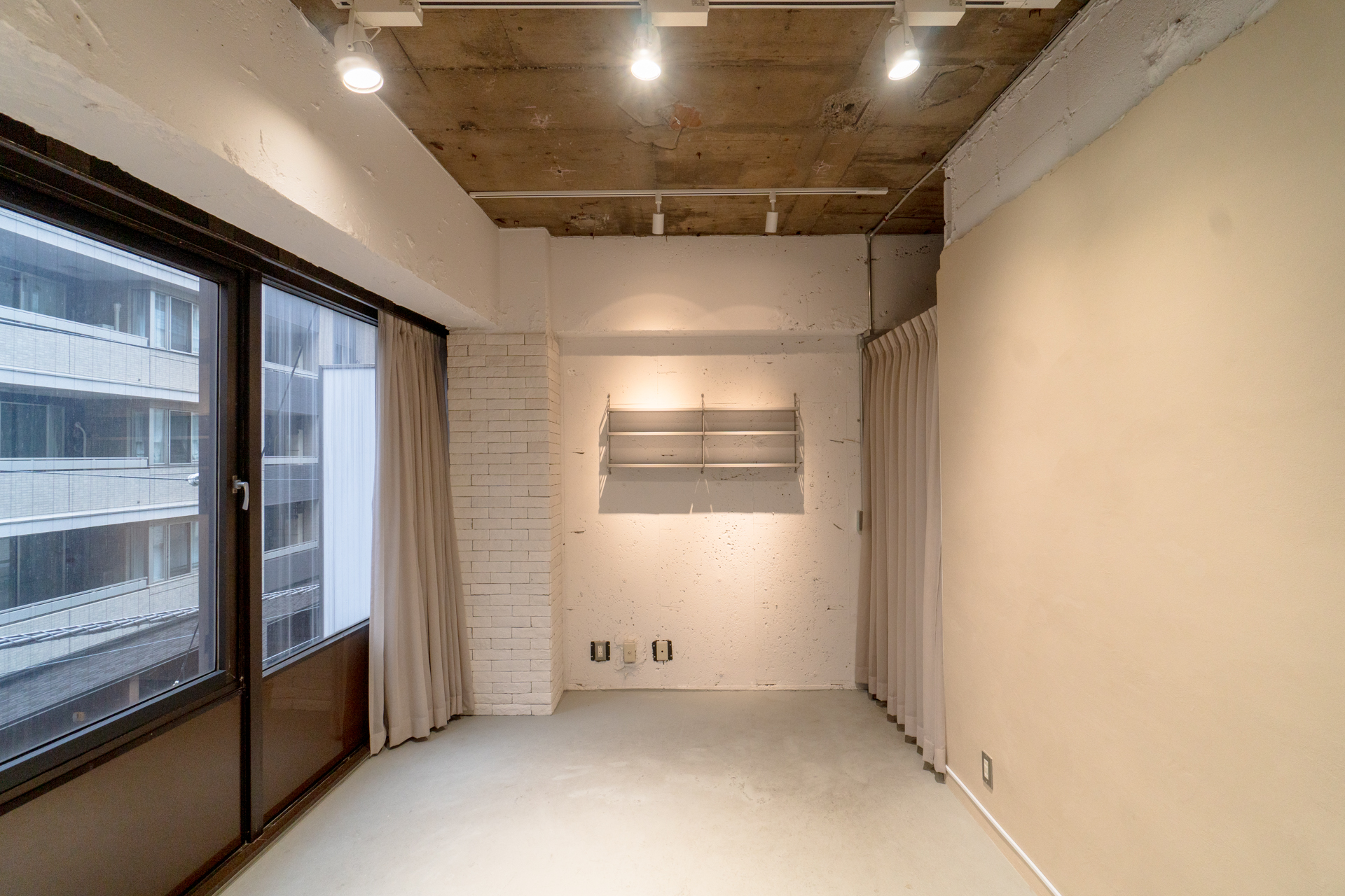 奥右手に給湯スペース