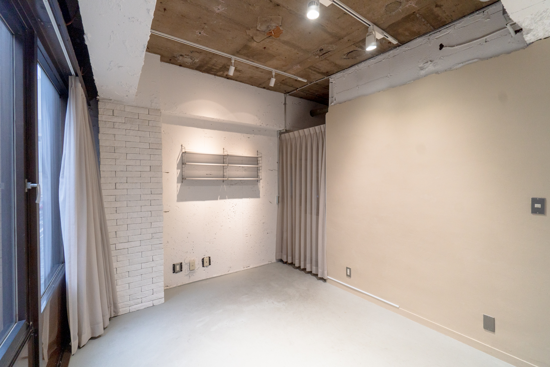 色のトーンが分かれている壁面