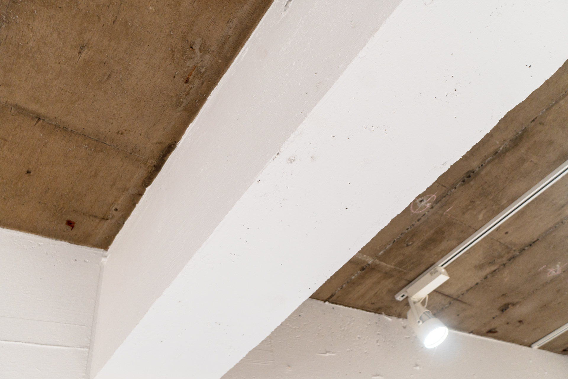 現しの天井に映える白い梁