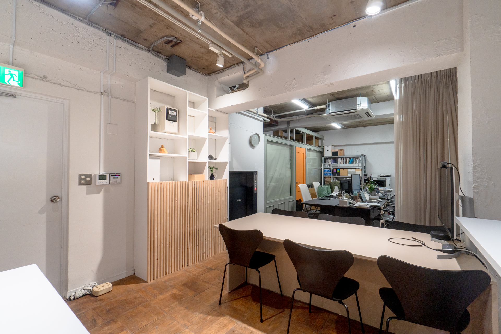 玄関左手奥の執務スペース