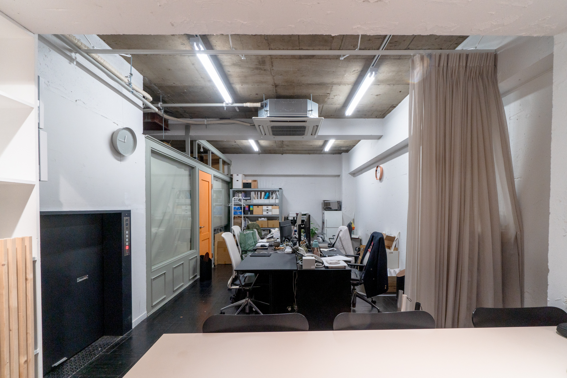 貨物リフトの奥は黒タイルで空間を引き締める