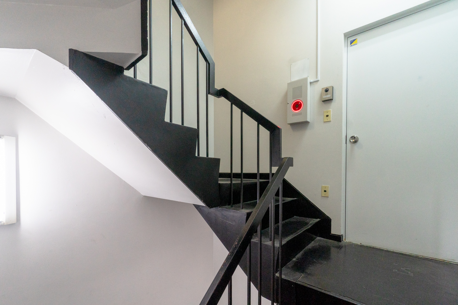 ぐるぐると上るレトロな階段