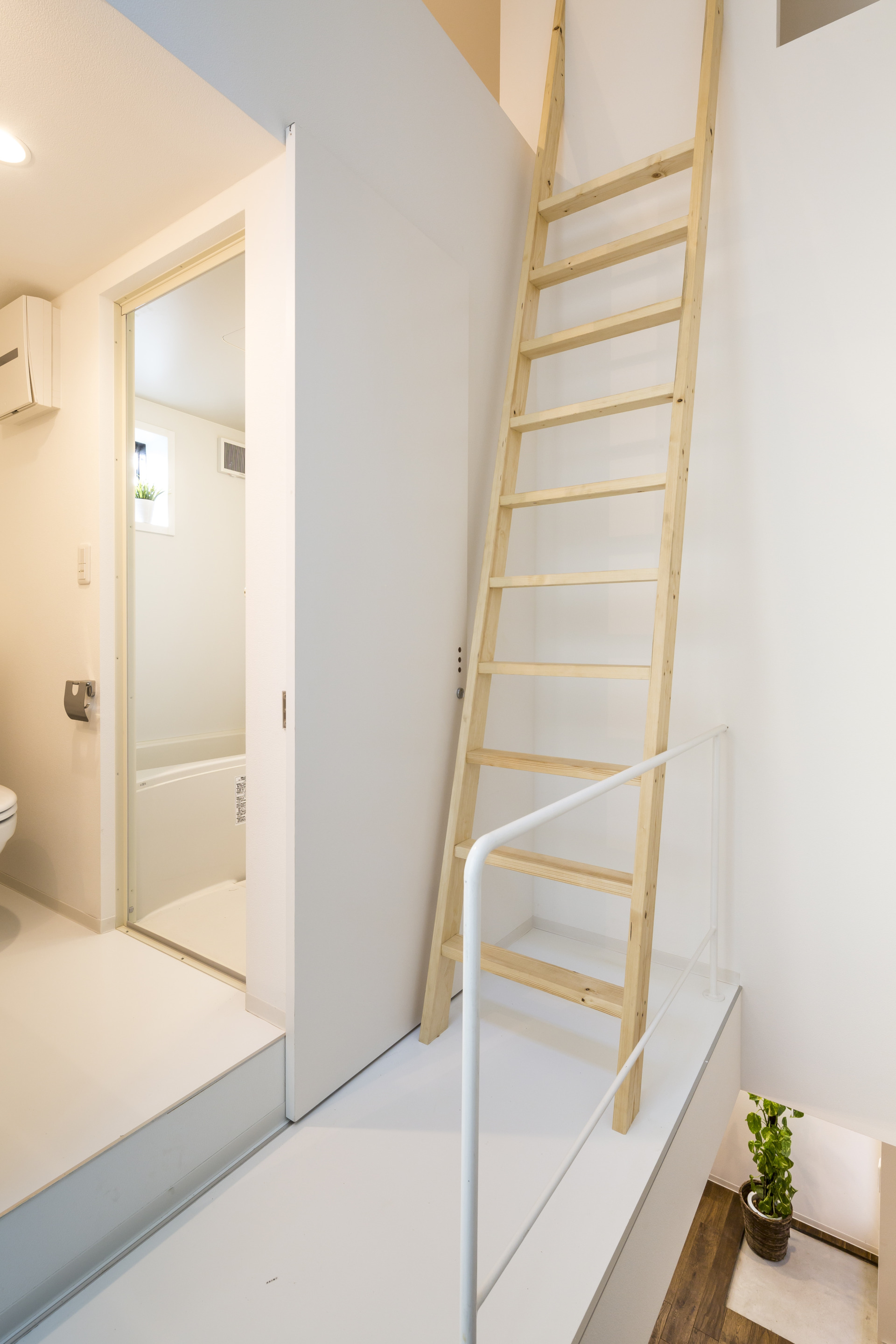 2階の階段からロフトへ（06号室）