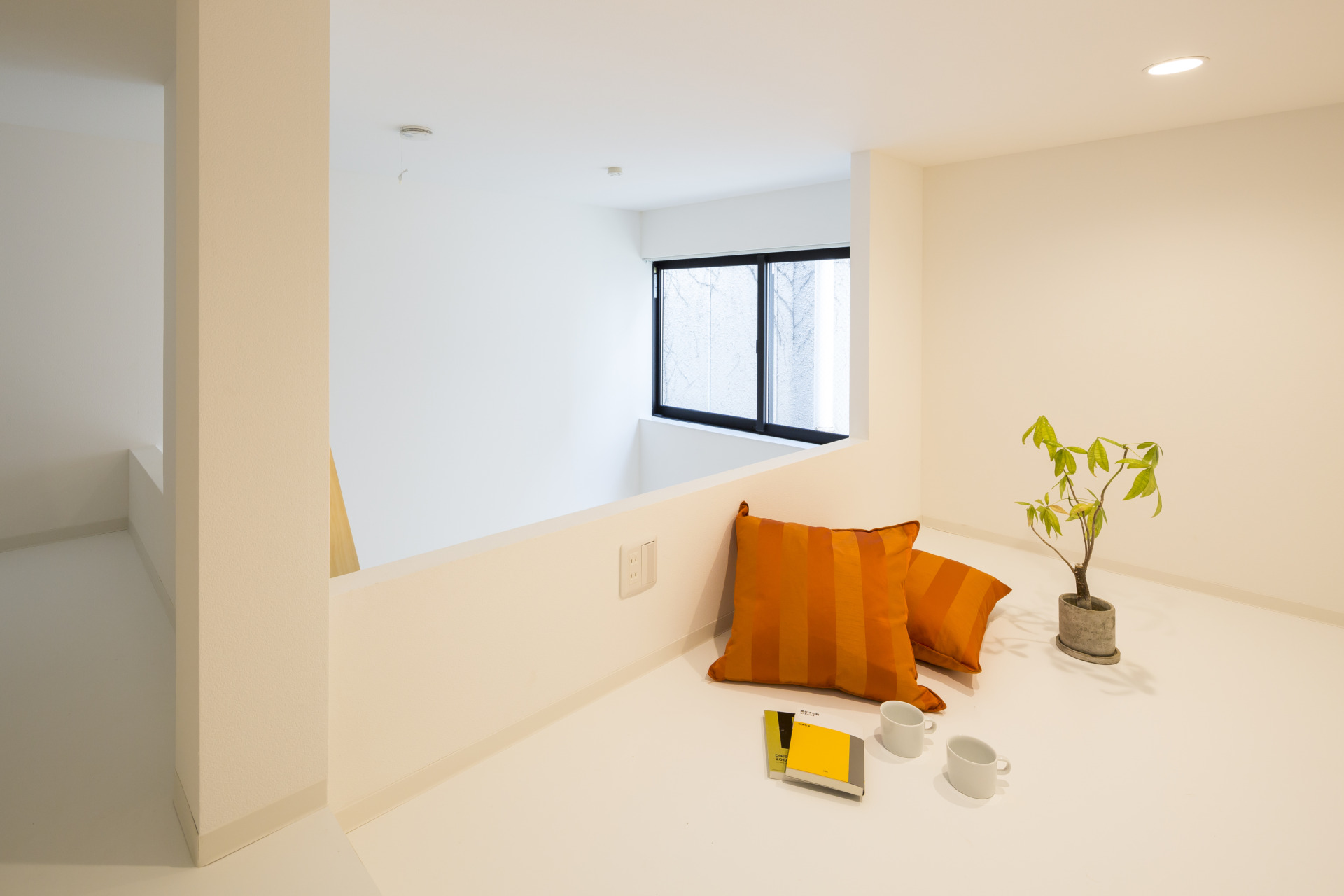 ロフト上は寝転がれるスペース（06号室）