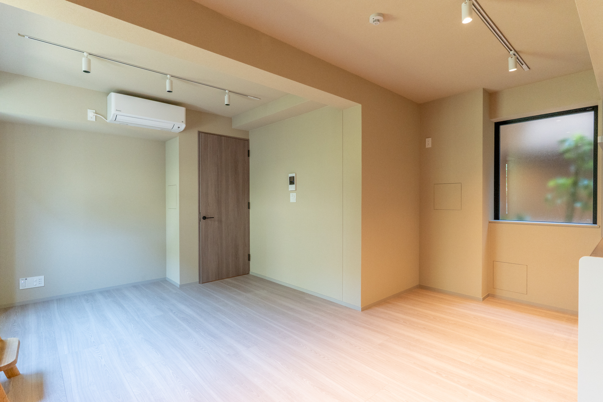 右奥側からの視点