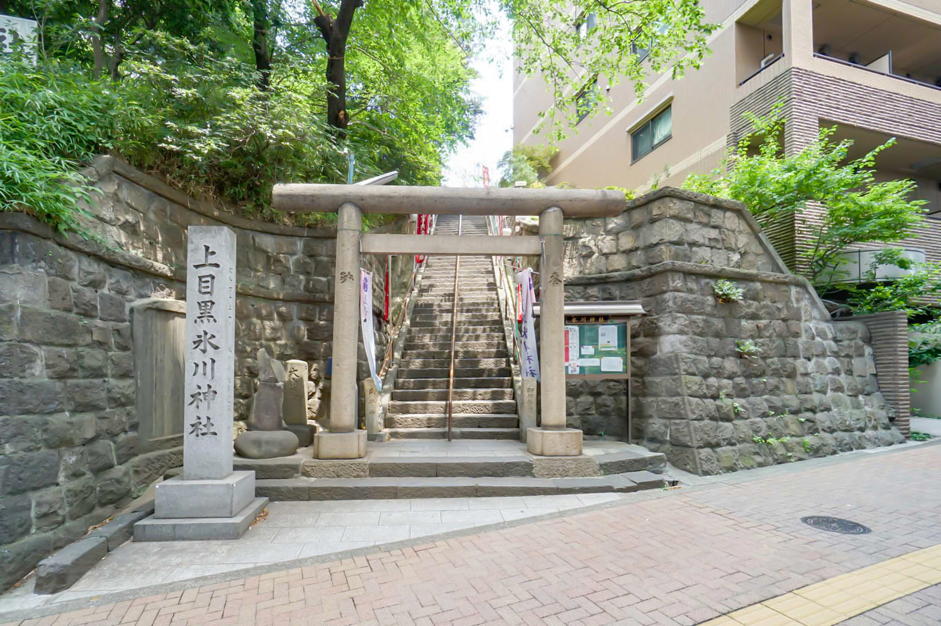 氷川神社の鳥居を抜け階段を上った先に物件があります（※写真はすべて前回募集時に撮影したものです）
