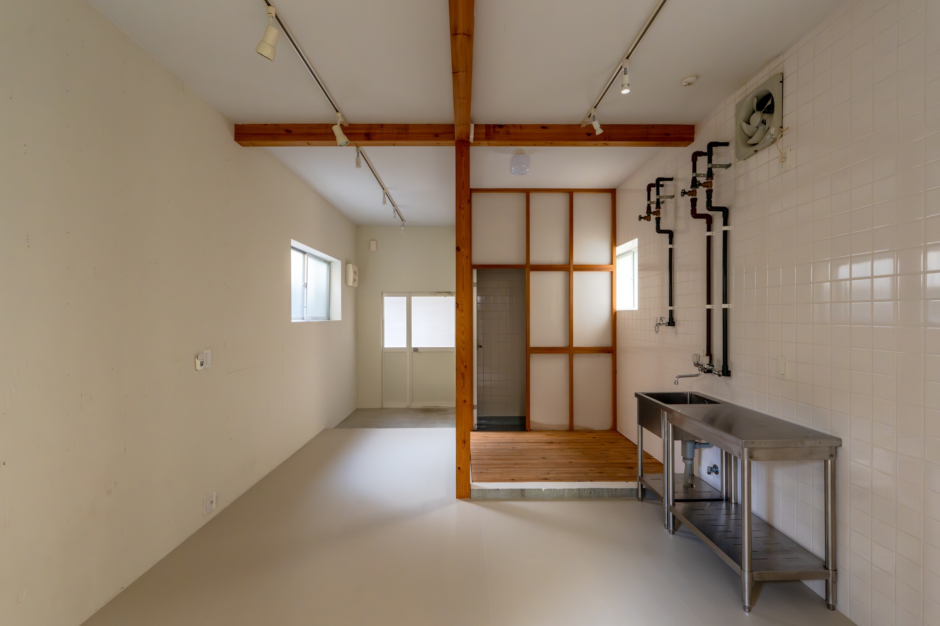 水回りの床は板を並べて置いてあるだけ