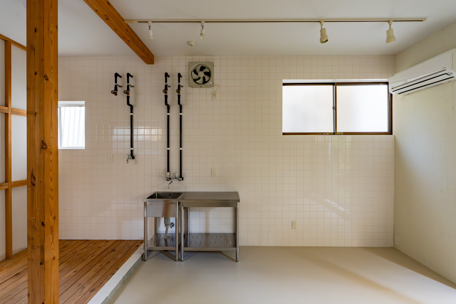 こちらの壁はタイル貼り