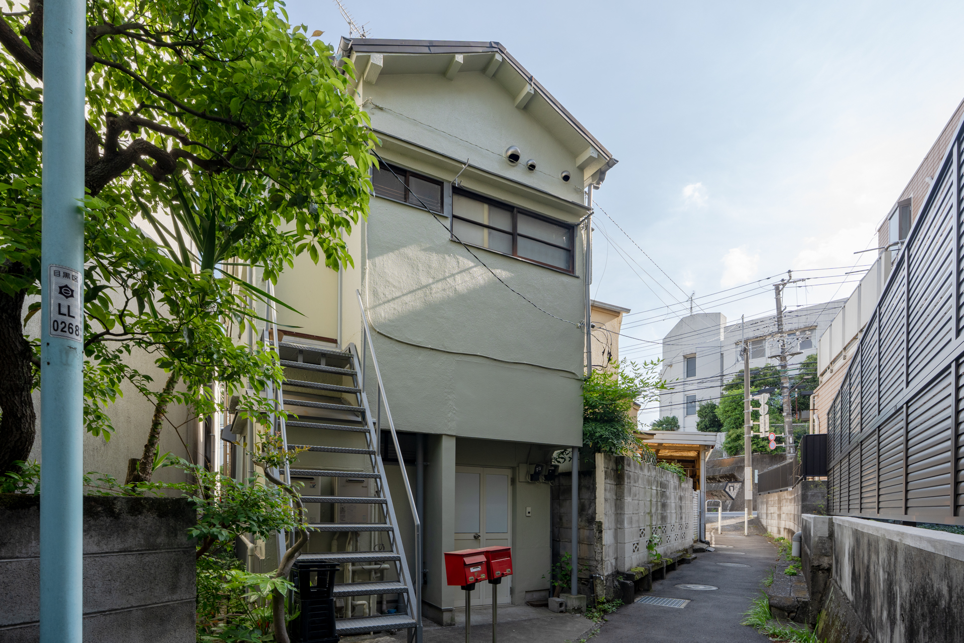 細い路地を通った先のアパート