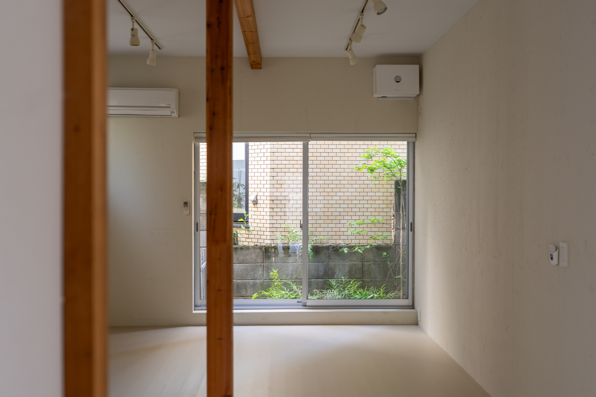 窓の先に小さな庭があります