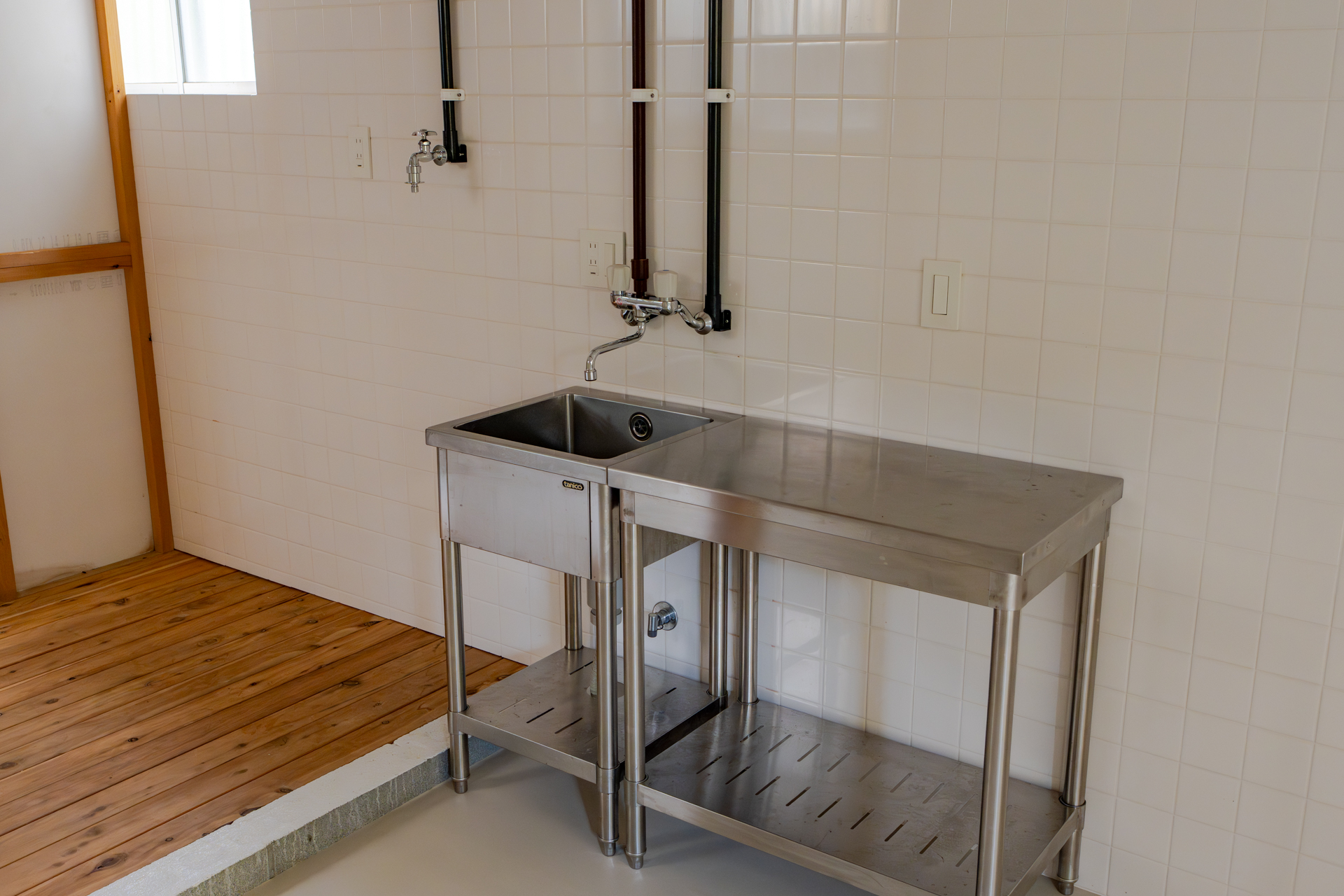 シンプルな厨房用キッチン