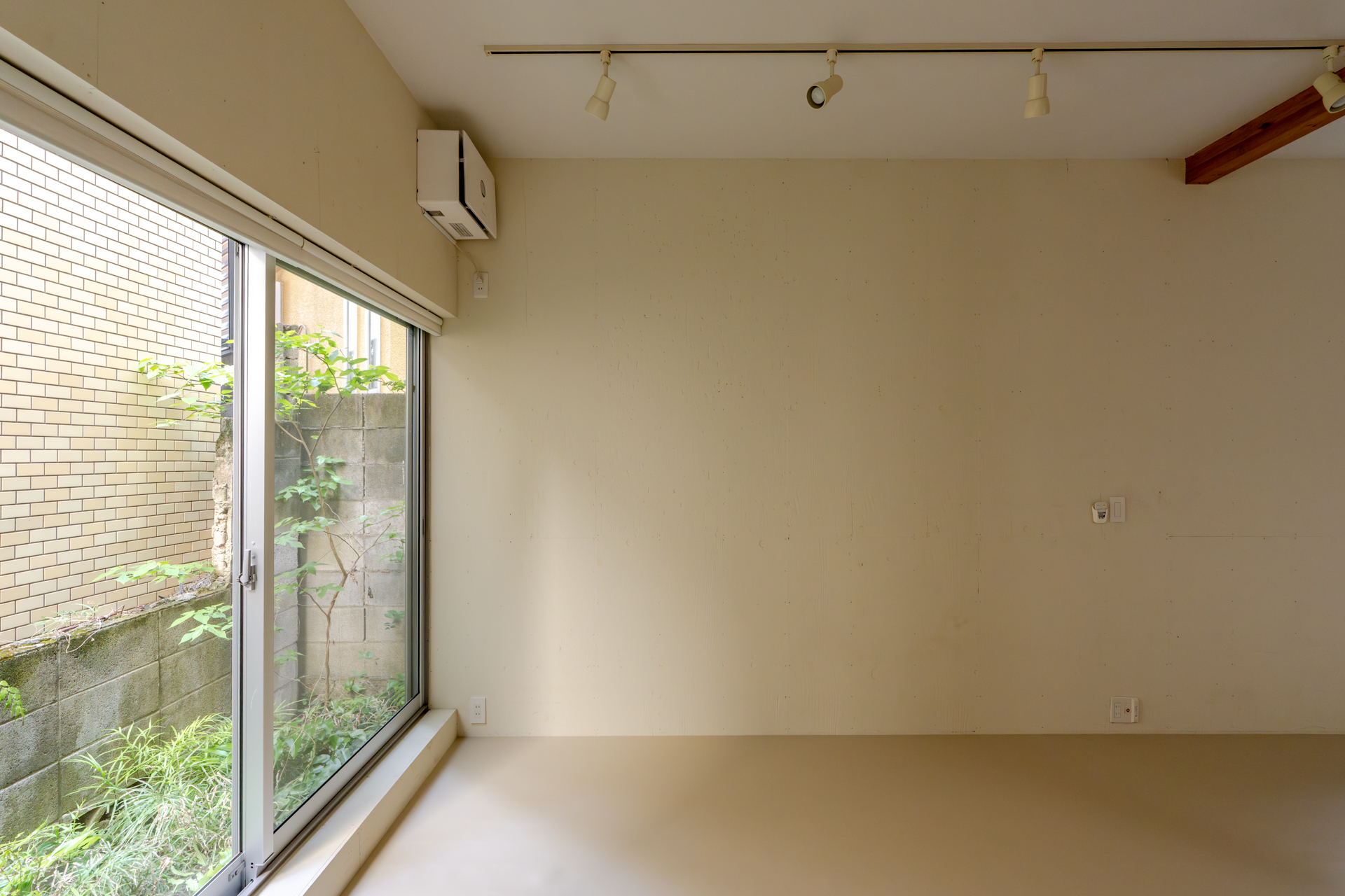 壁は構造用合板なのでどこでもビスが効きます