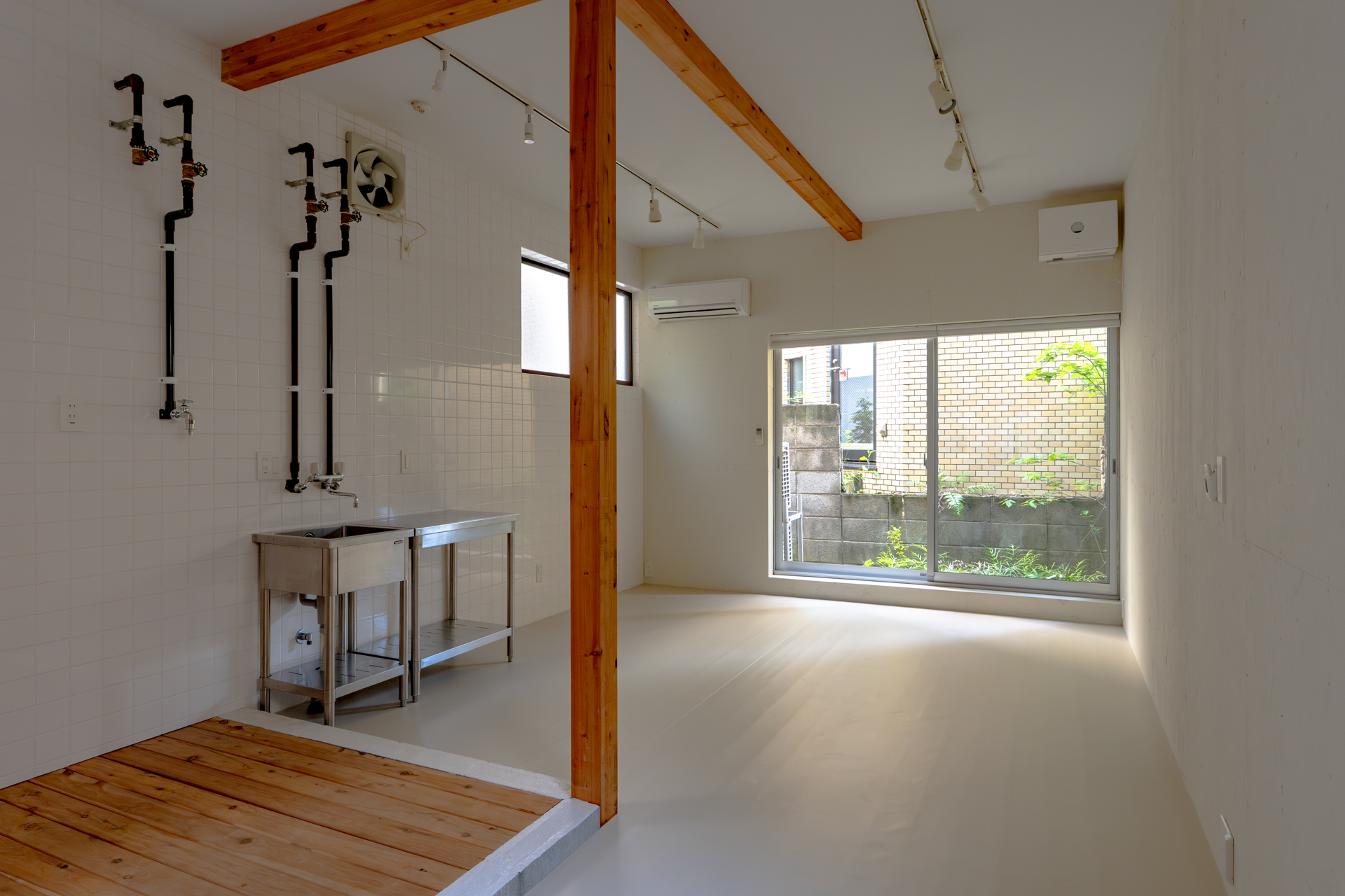 床はベージュの長尺シート