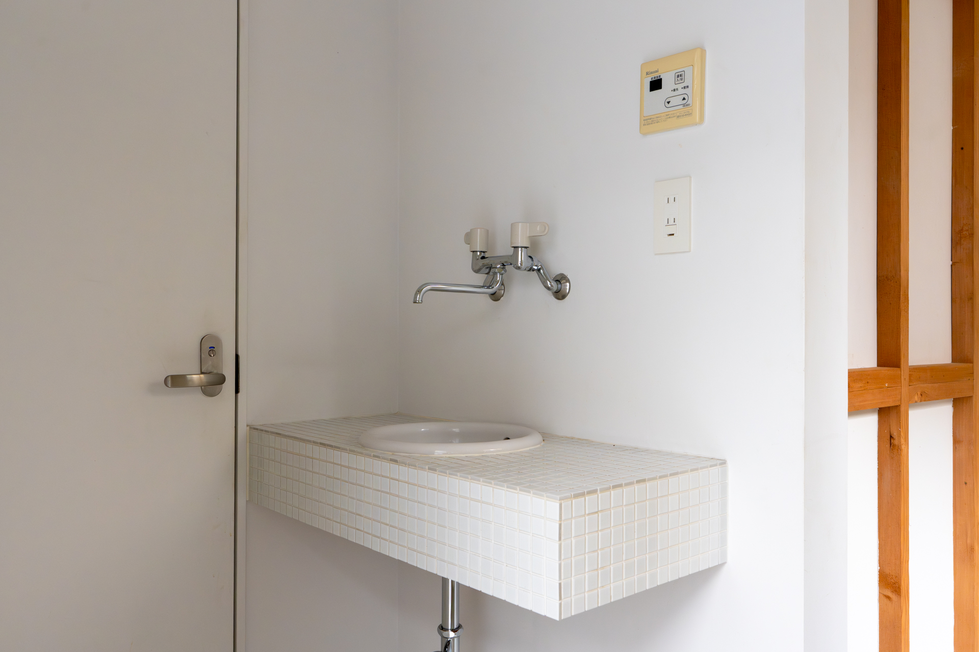 タイル貼りの洗面台（鏡はありません）