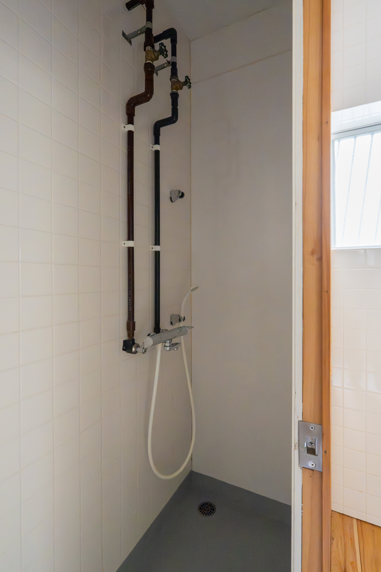 とても簡素なシャワー室