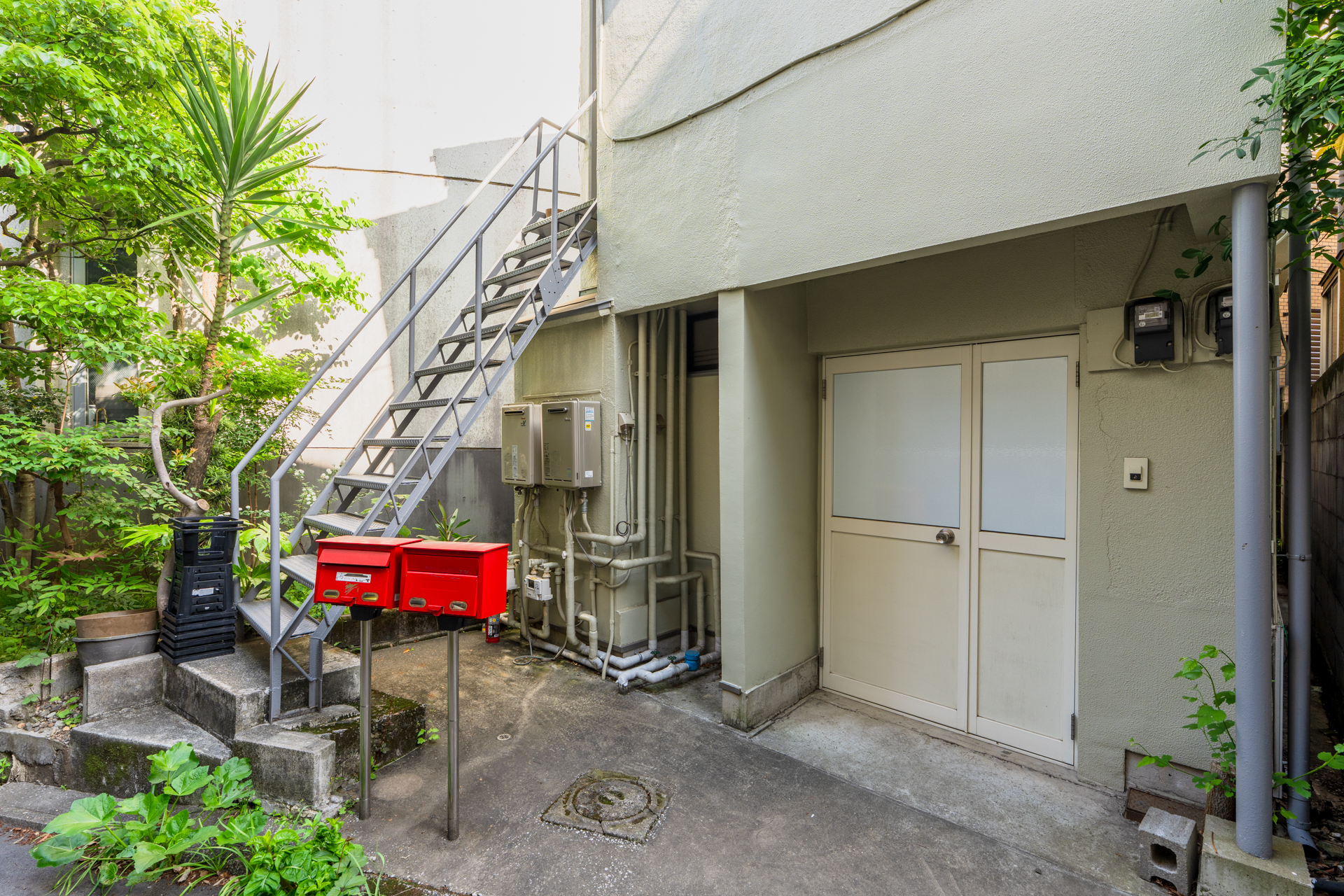 素っ気ないのがいい雰囲気な玄関周り