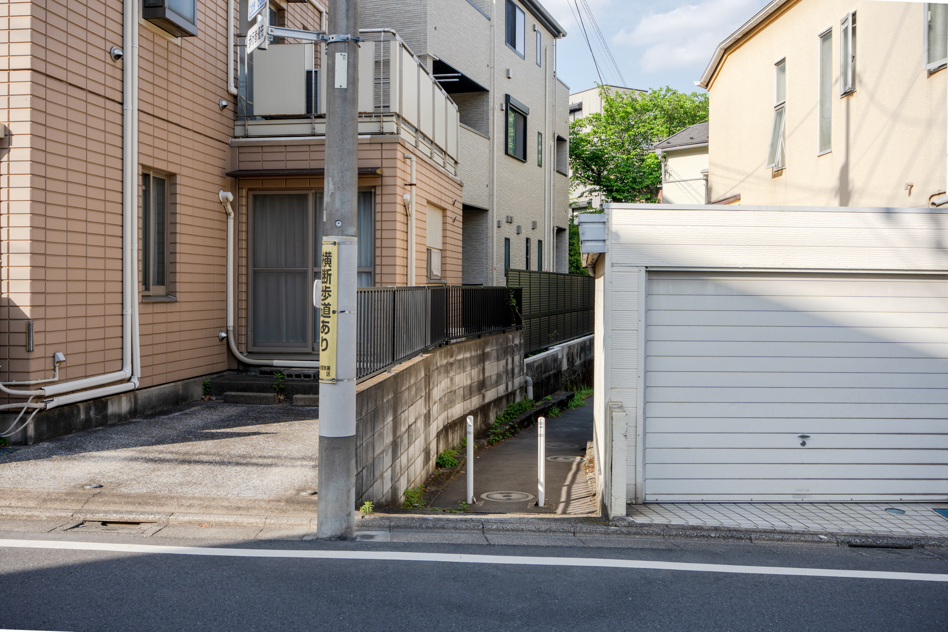 この細い路地を進むと物件があります
