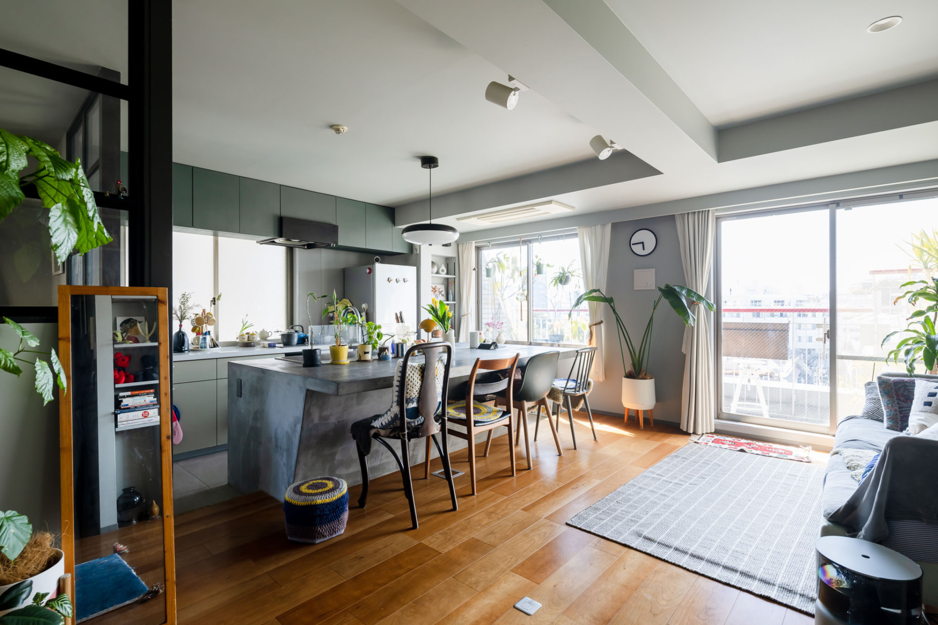 東、西、南の3方向に窓があり、とにかく明るい