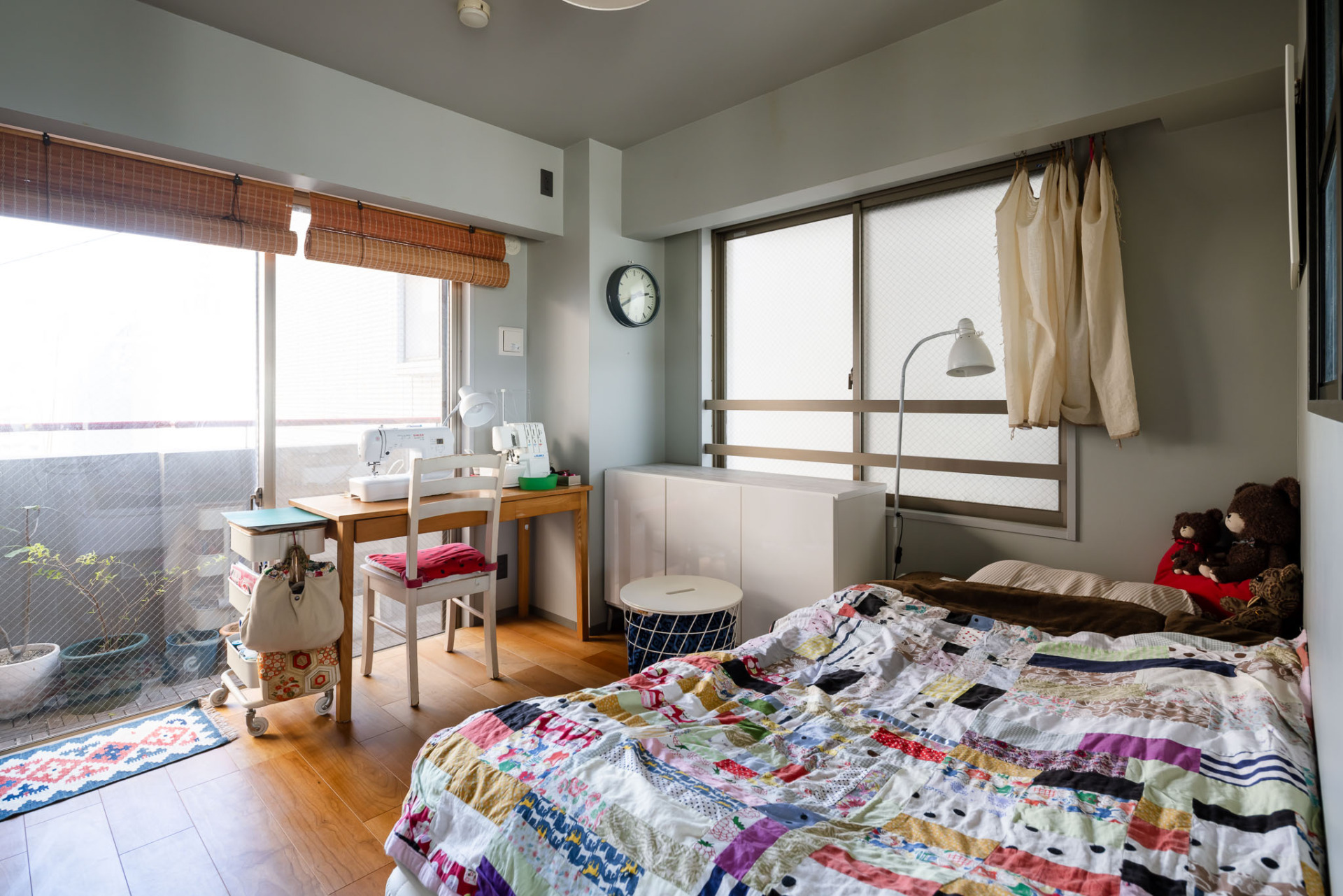 キッチンを挟んで振り分けられた寝室