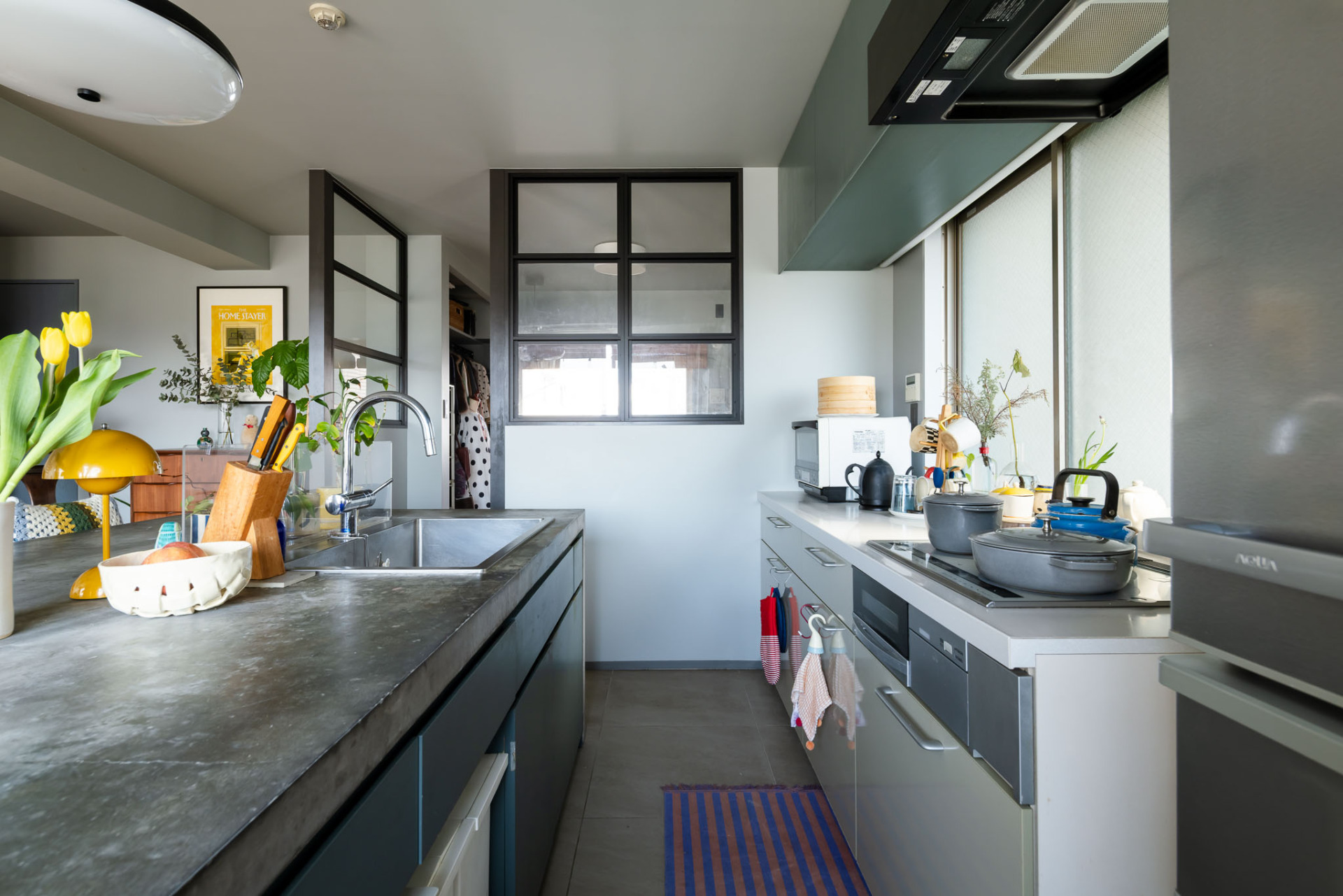 調理スペースの床を一段下げることで、カウンターに座る来客と目線が合う仕掛けも