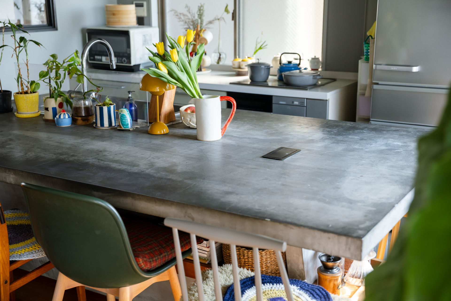 飲食店のカウンターのようなモルタルキッチンは継ぎ目もなくお手入れが楽