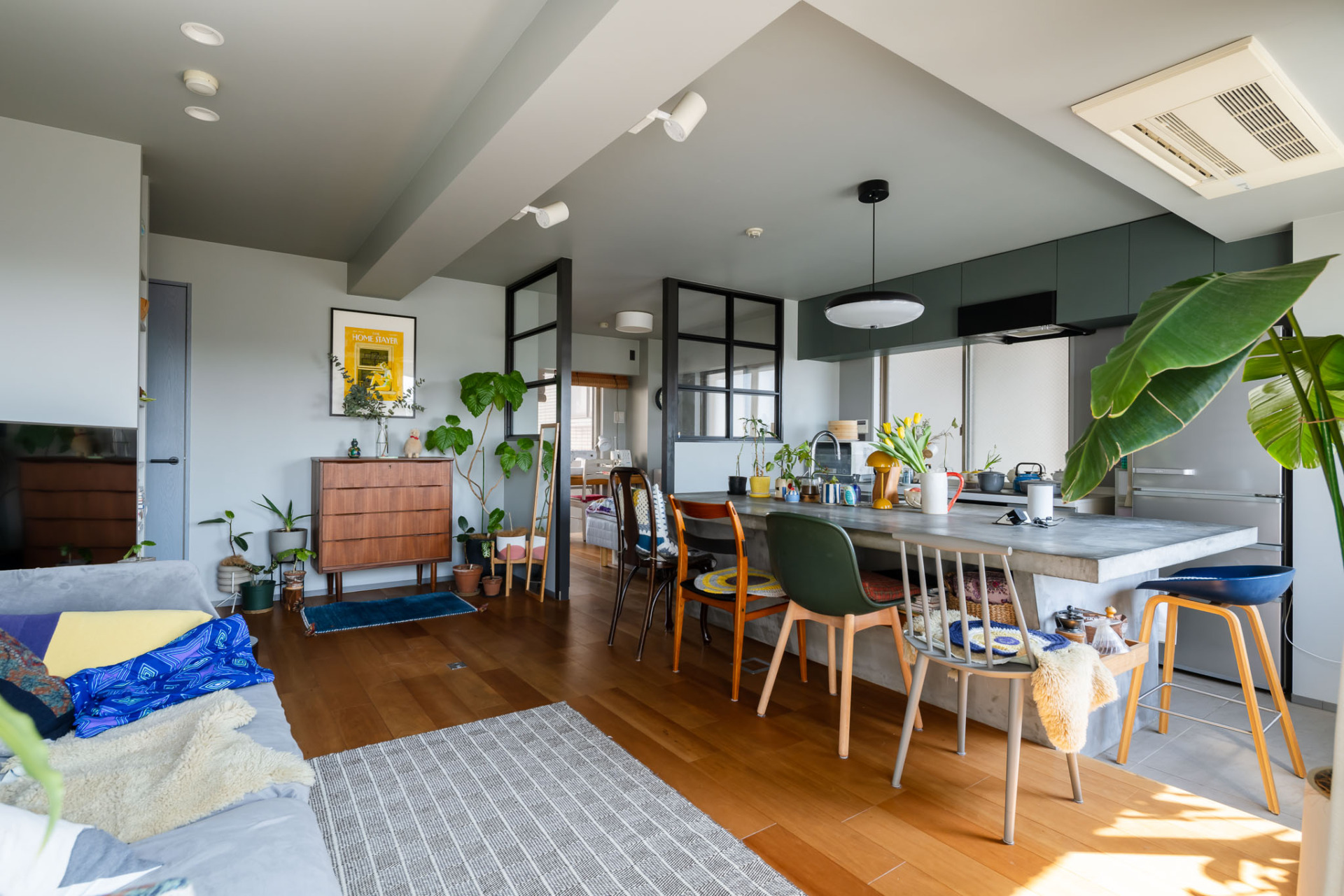 ガラス建具の寝室にはドアがないですが、工事して追加することも可能です