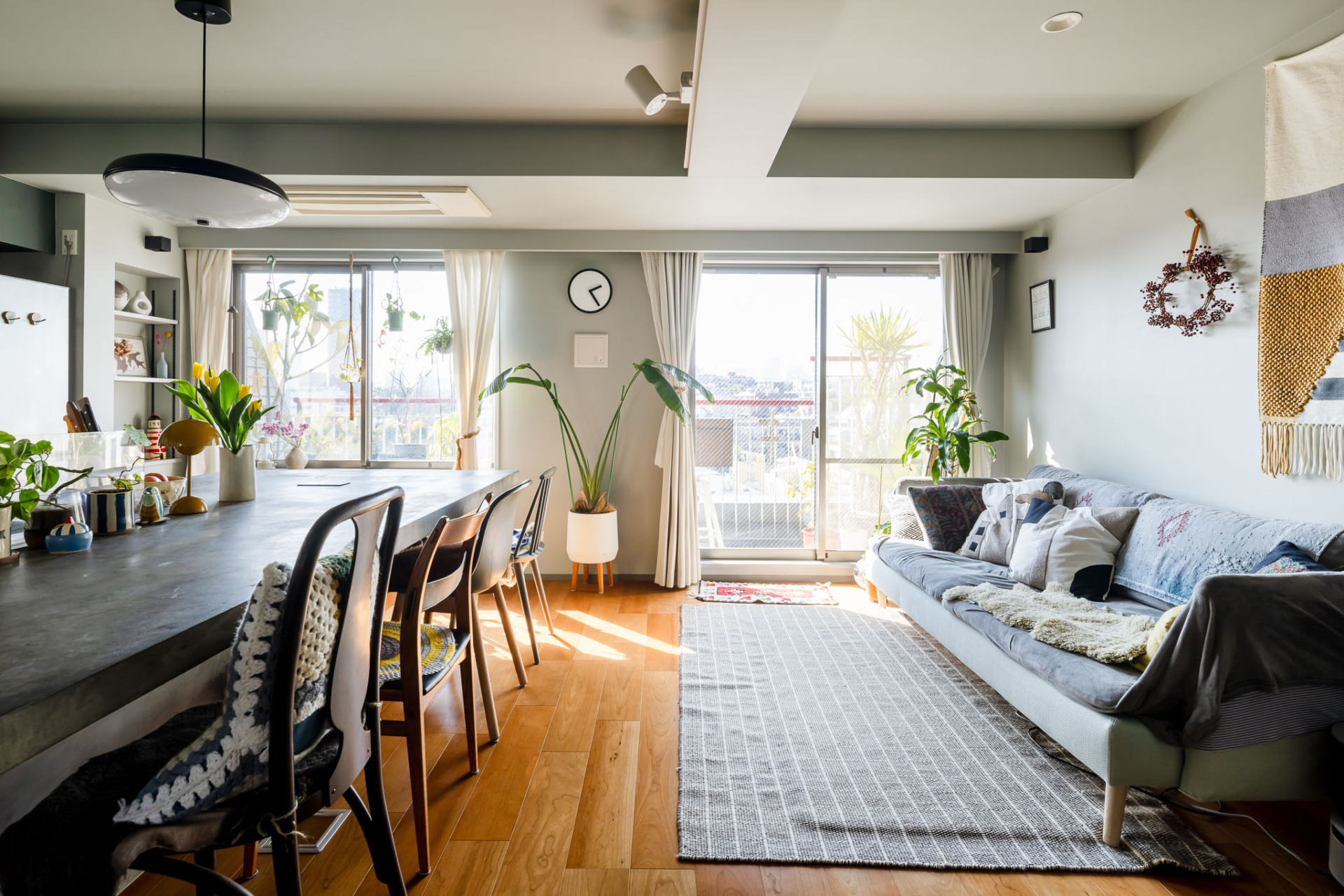 東、西、南の3方向に窓があり、とにかく明るい