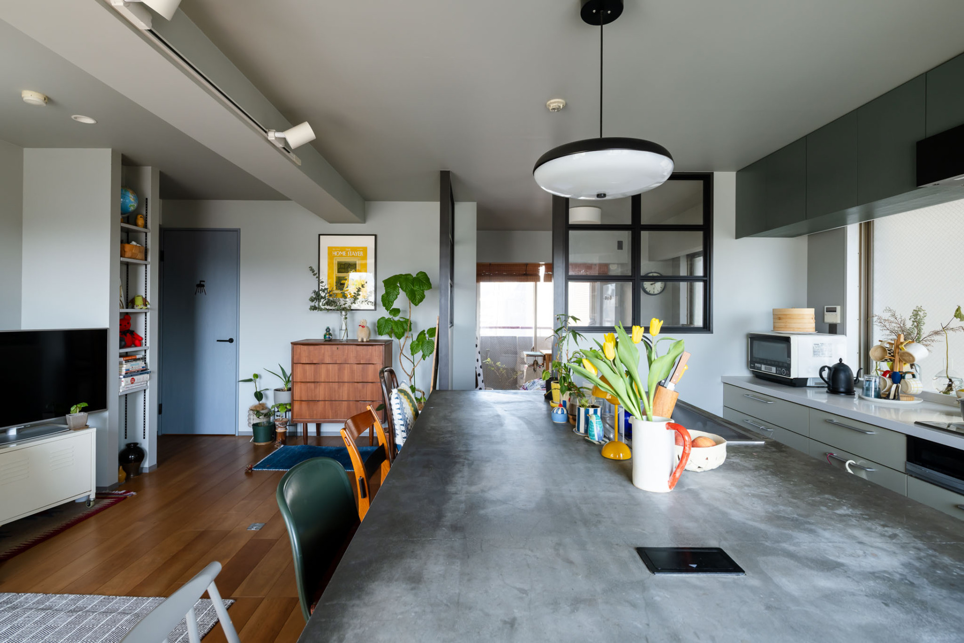 飲食店のカウンターのようなモルタルキッチンは継ぎ目もなくお手入れが楽