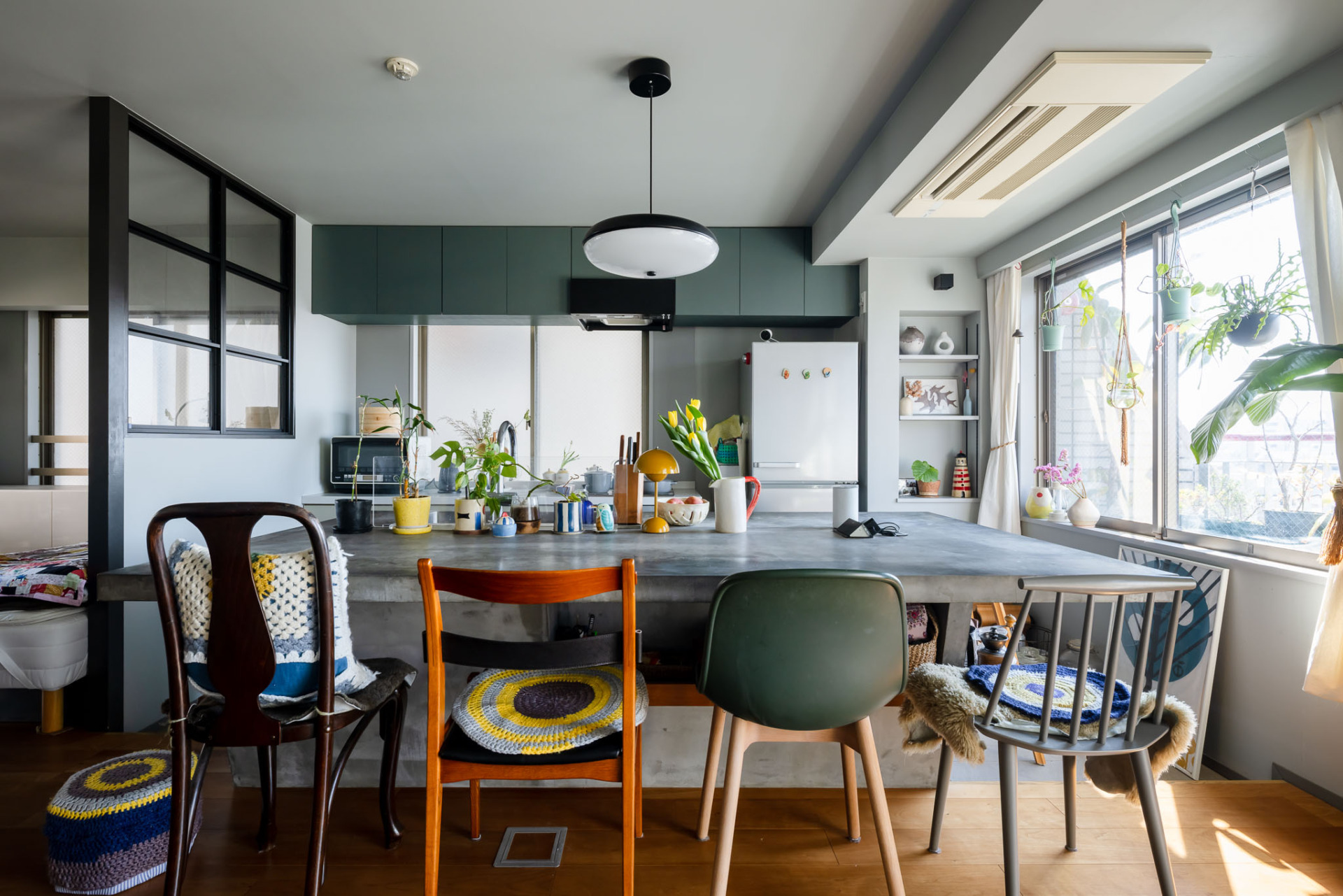 モルタルキッチンが空間の主役