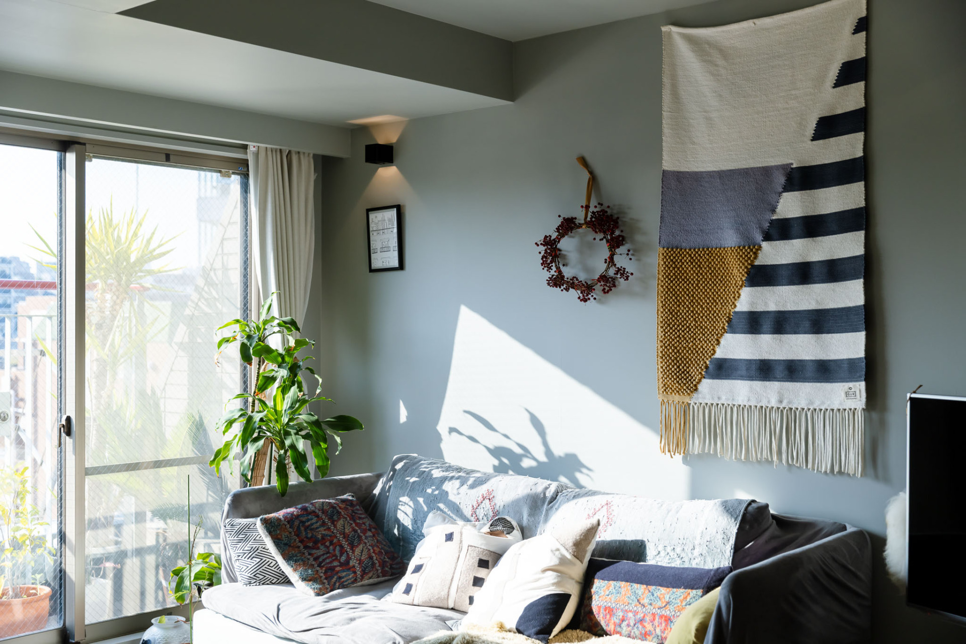 東、西、南の3方向に窓があり、とにかく明るい