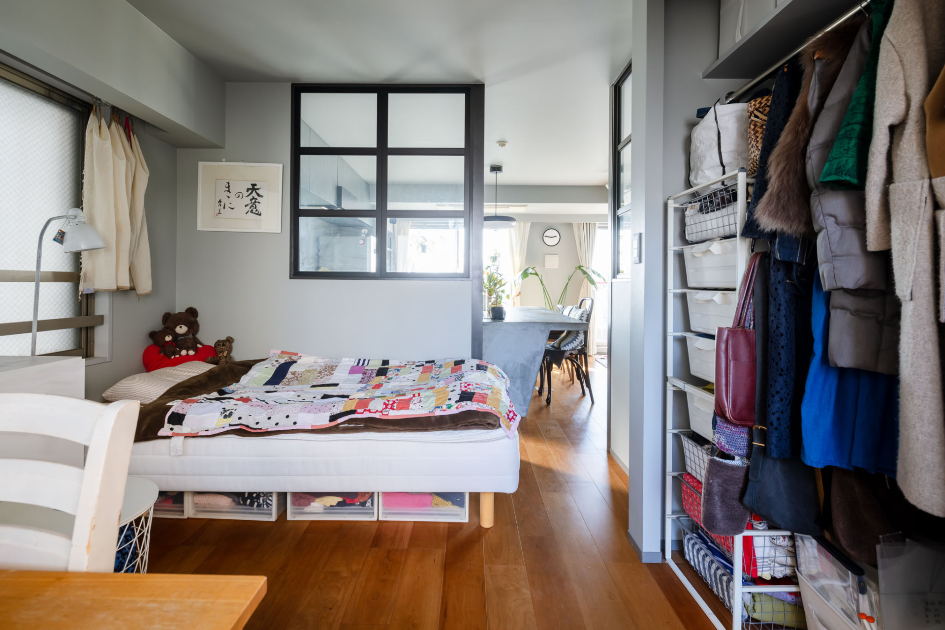 ガラス建具の寝室にはドアがないですが、工事して追加することも可能です