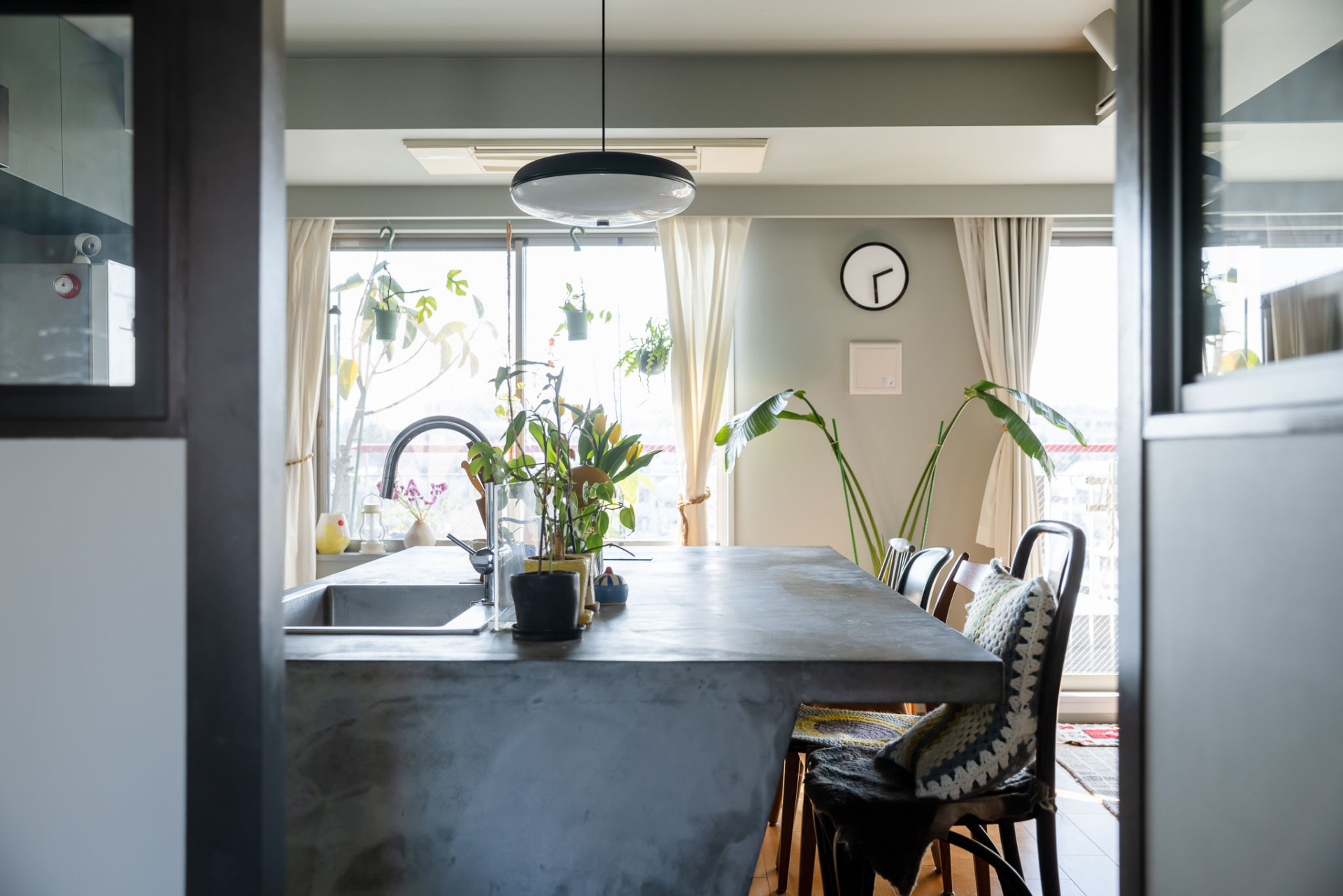 迫力あるモルタルキッチン