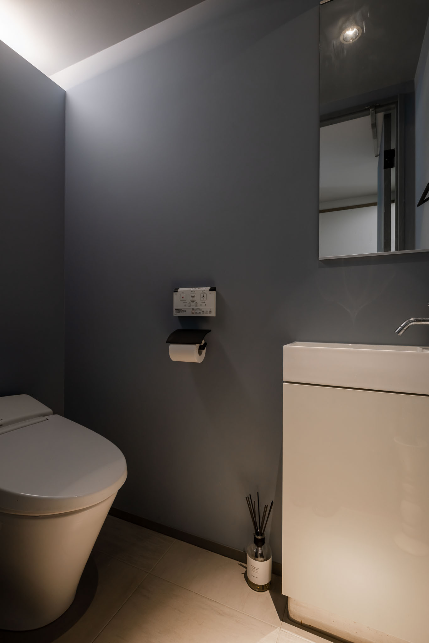 トイレもグレートーンでまとめています