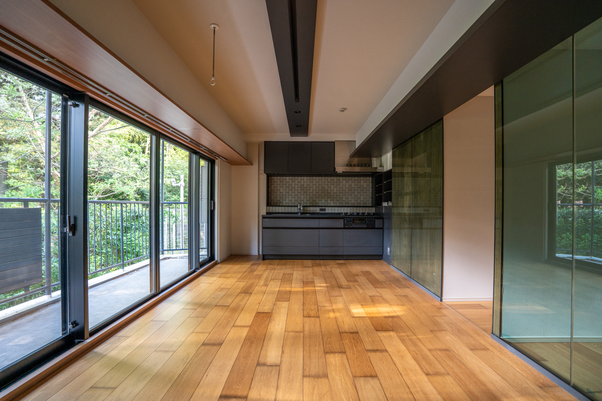 この緑、新宿です。