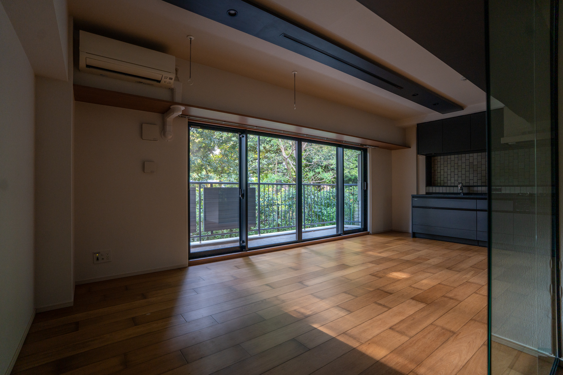 窓の外には緑、緑、緑