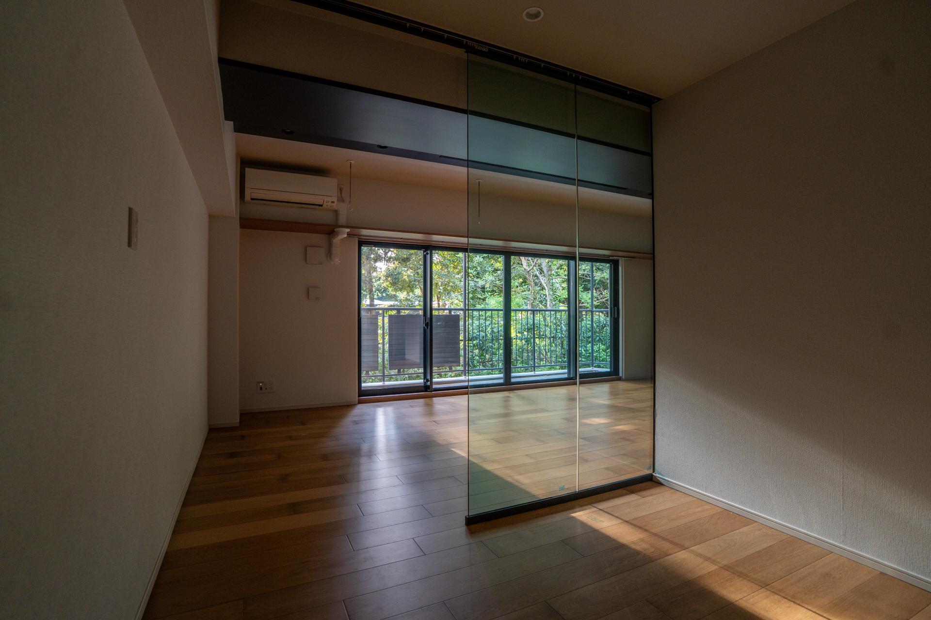 寝室との仕切りはガラス壁